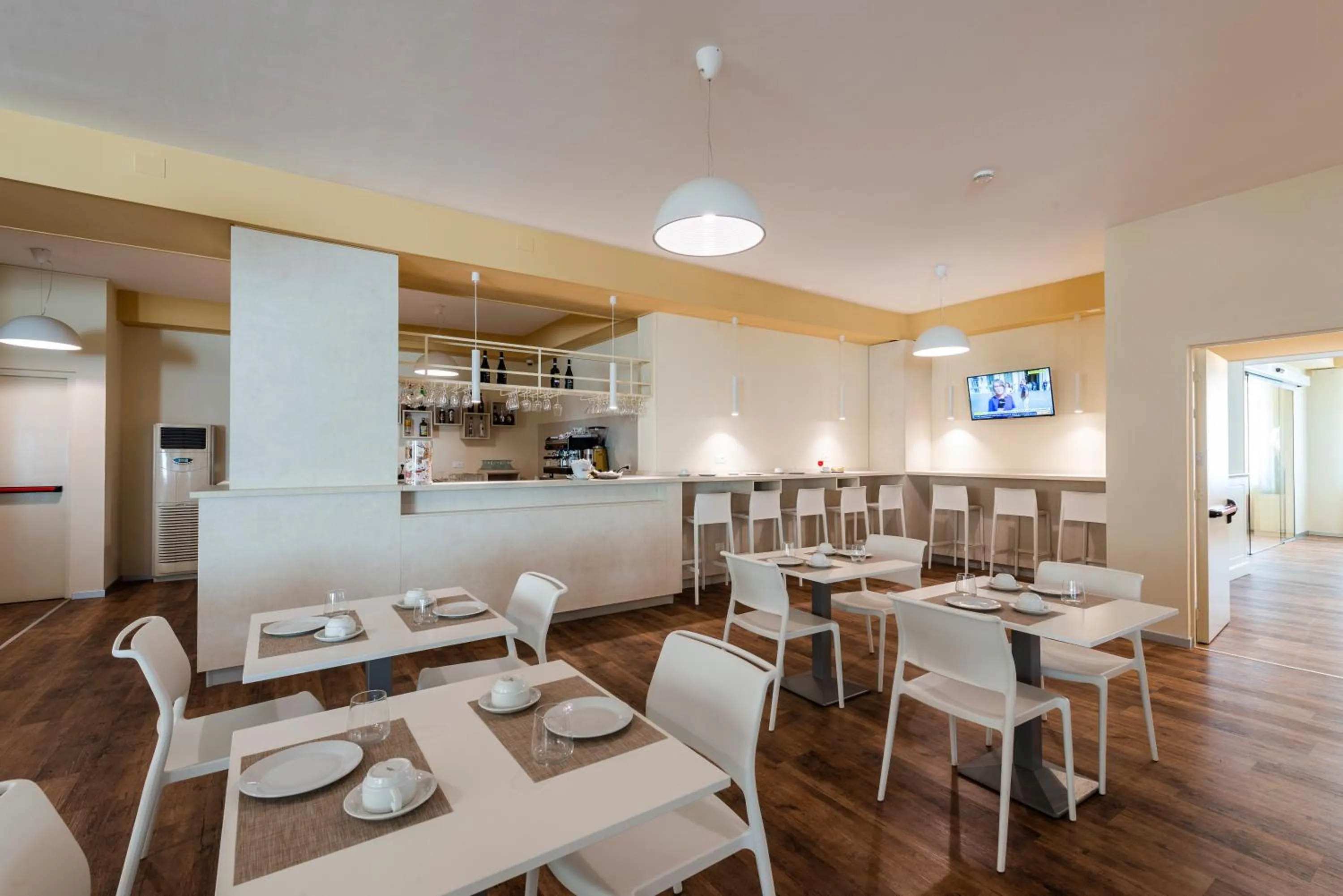 Restaurant/places to eat in Hotel Regent