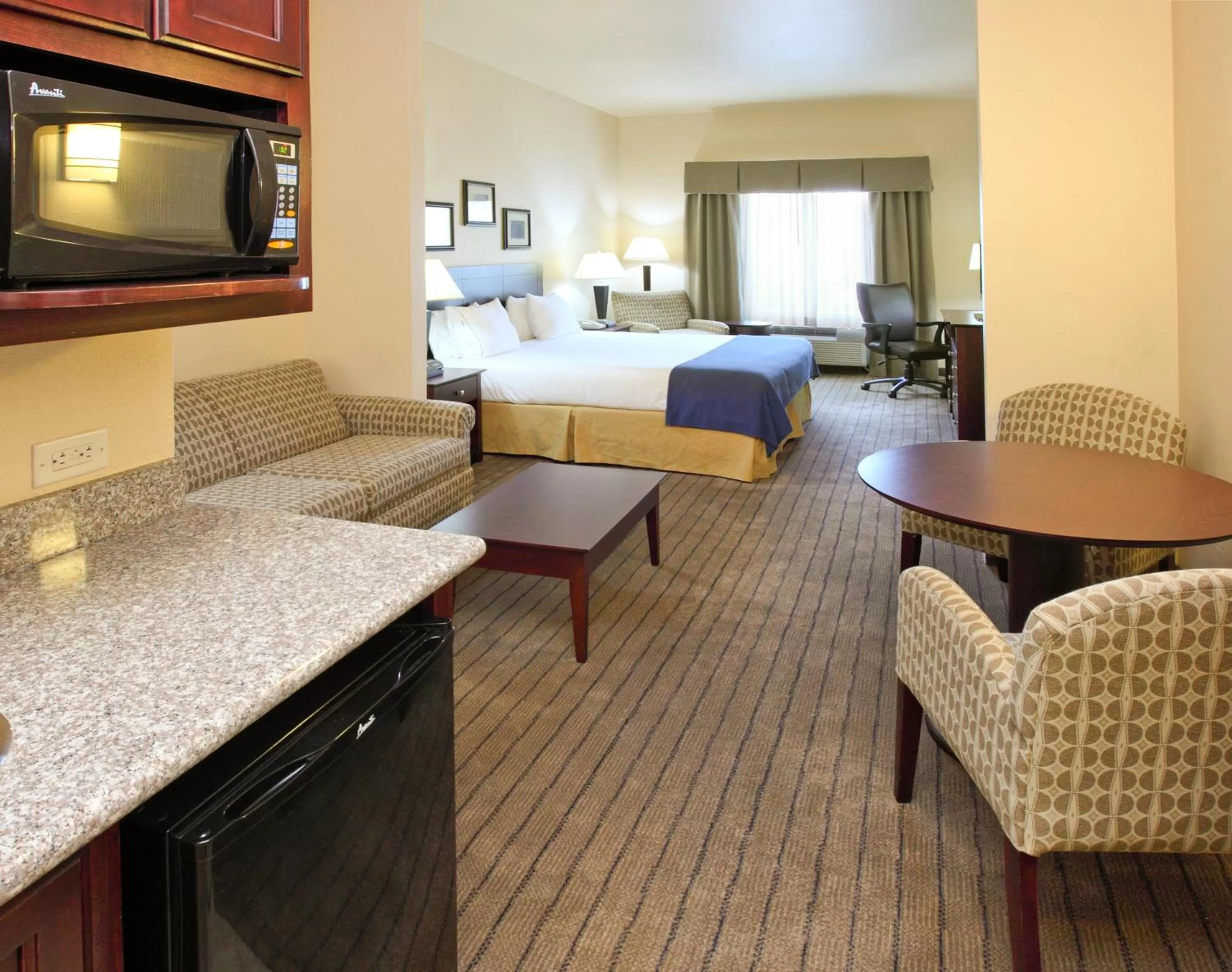 Photo of the whole room, Bed in Holiday Inn Express Hotel & Suites Marshall by IHG