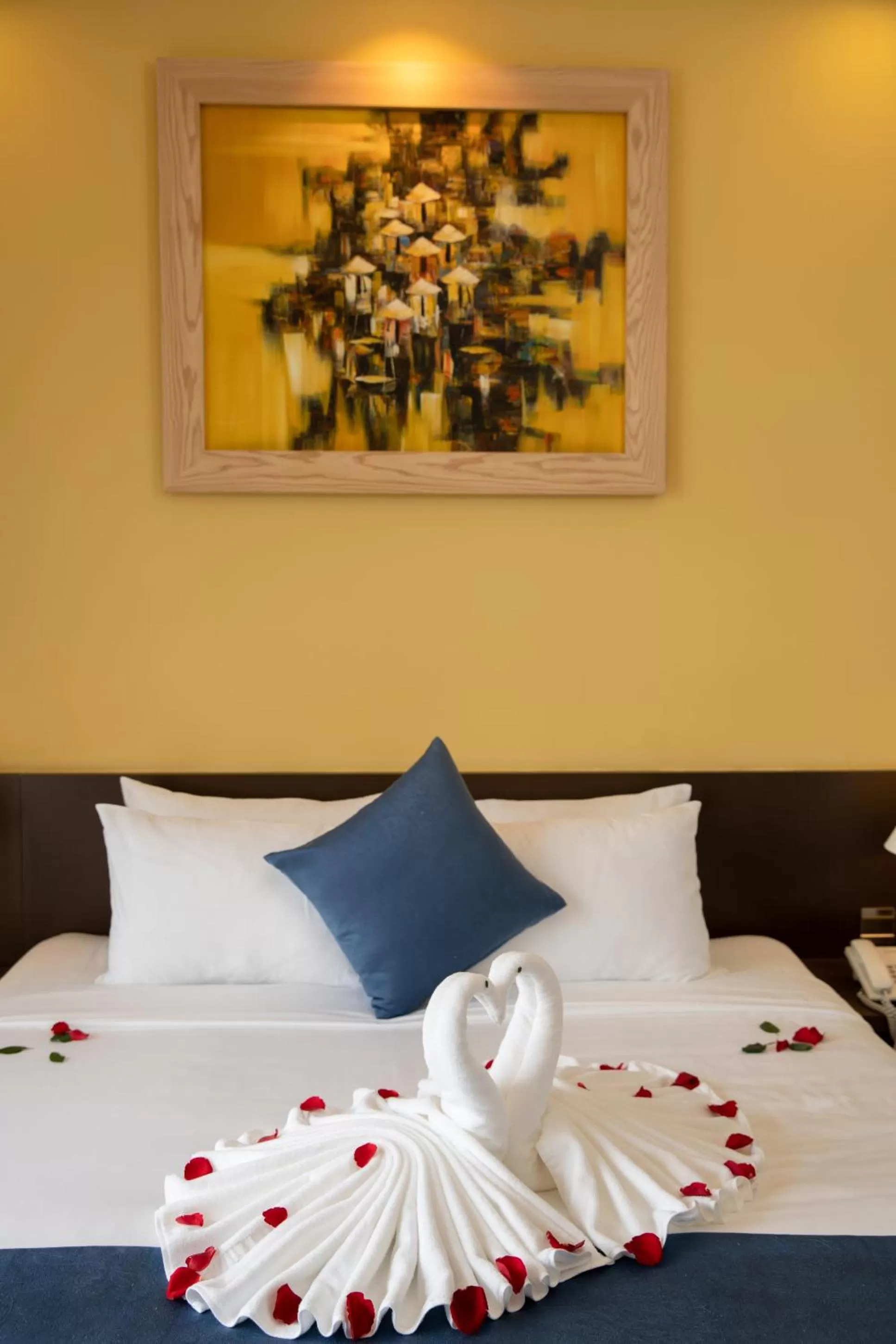 Bed in TRIPLE Riverside Villa Hotel HoiAn