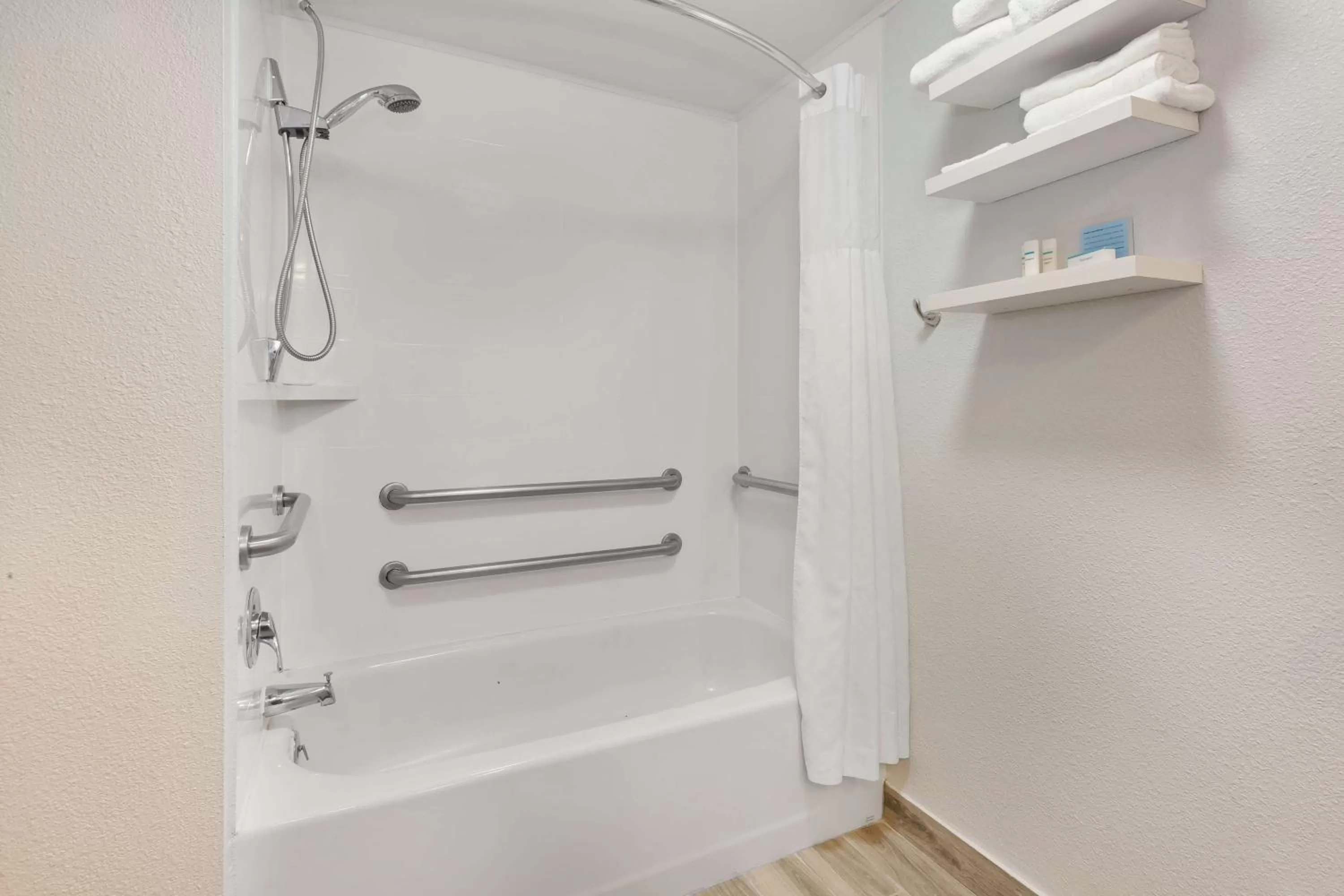 Bathroom in Hampton Inn Columbus/Delaware I-71 North