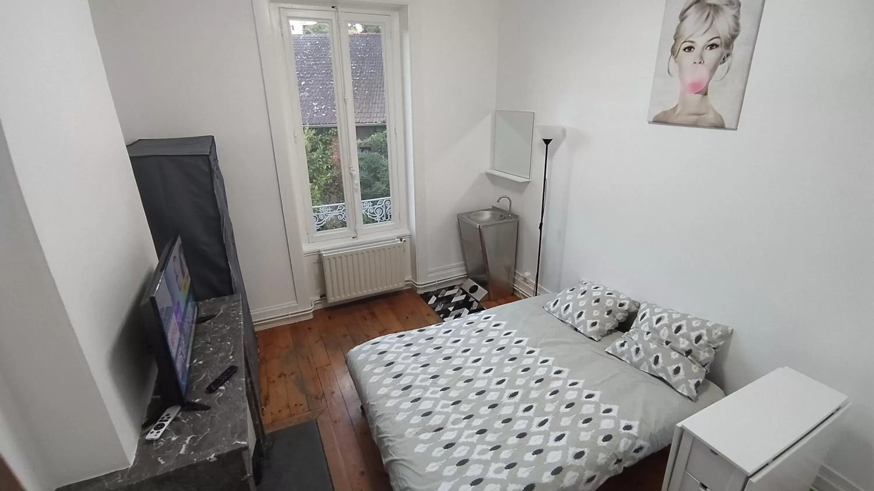 Double Room - single occupancy in La Batisse de Saint-Chamond ( chambres ) Double Room - single occupancy in La Batisse de Saint-Chamond ( chambres )