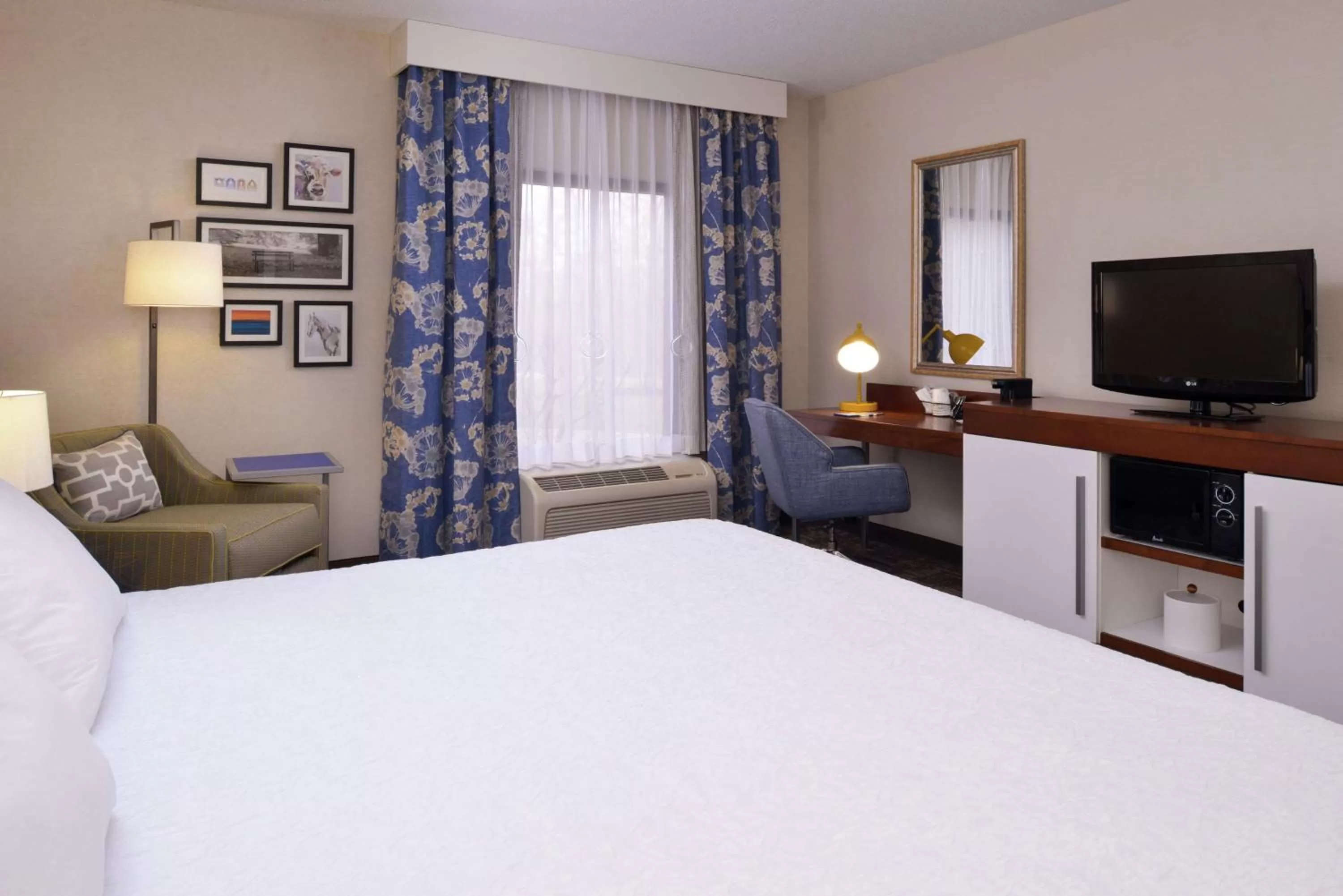 Bedroom, Bed in Hampton Inn & Suites Wilmington