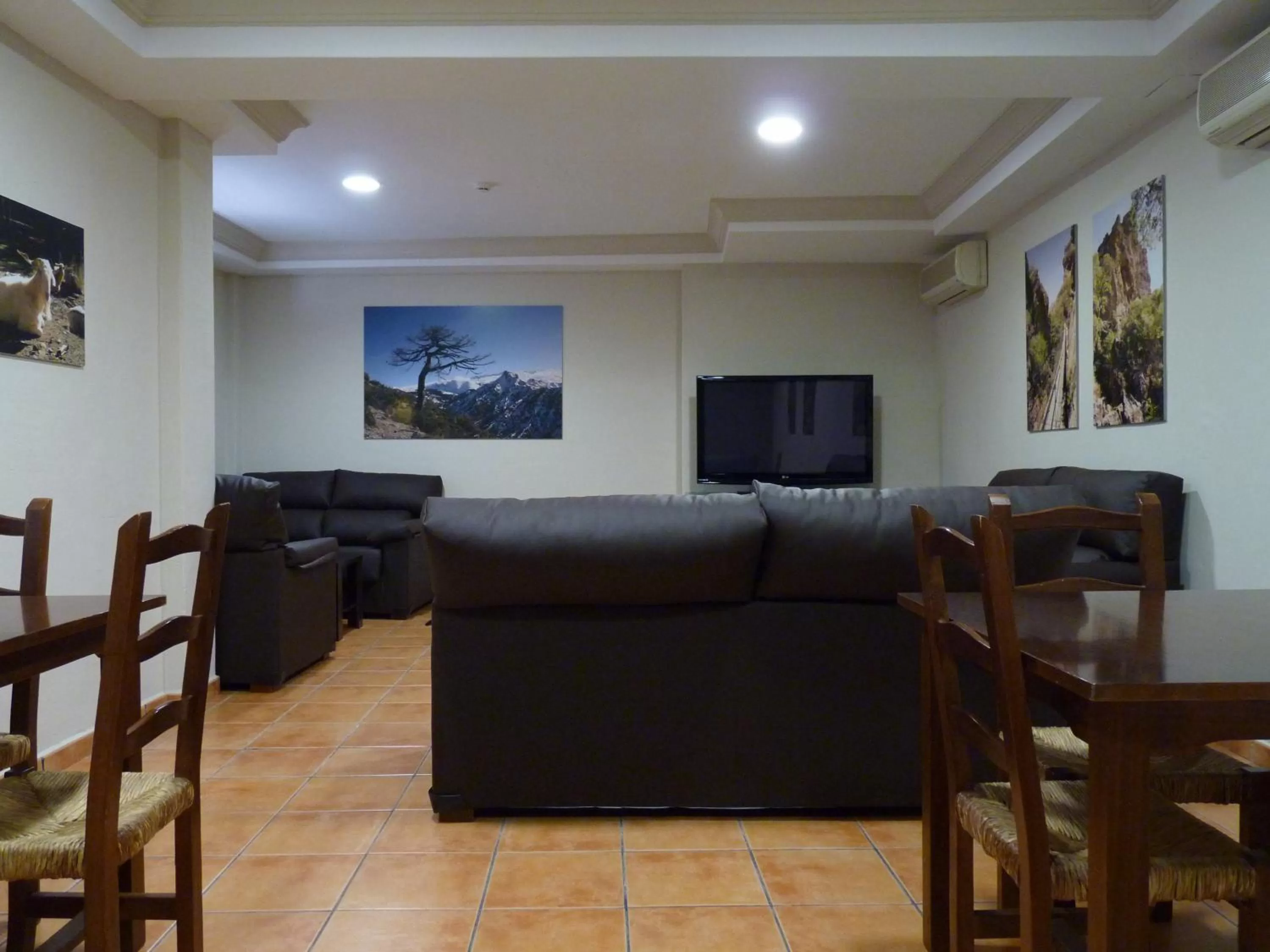 Communal lounge/ TV room in Hotel Rural Huerta del Laurel