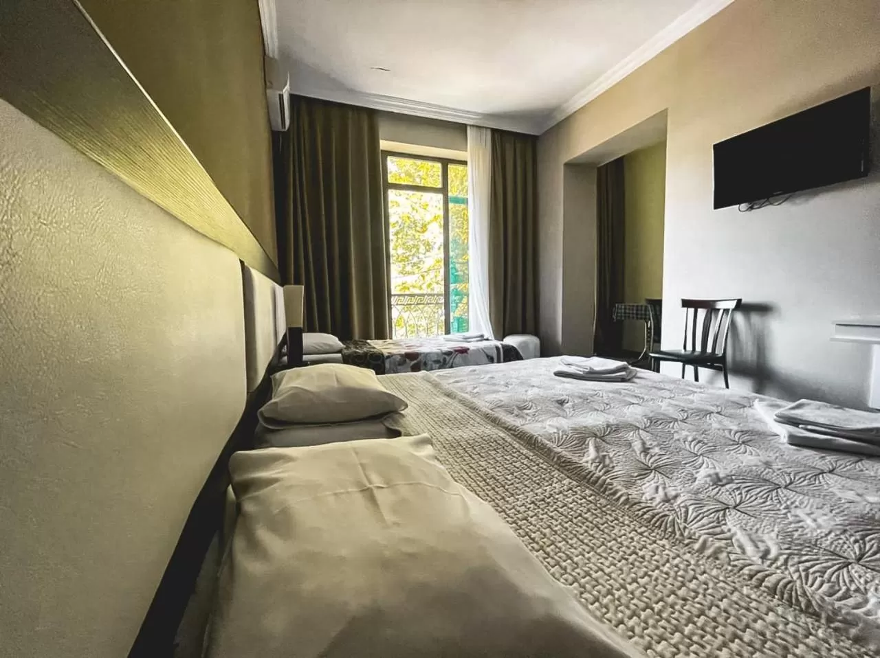 Photo of the whole room, Bed in Discovery Hotel