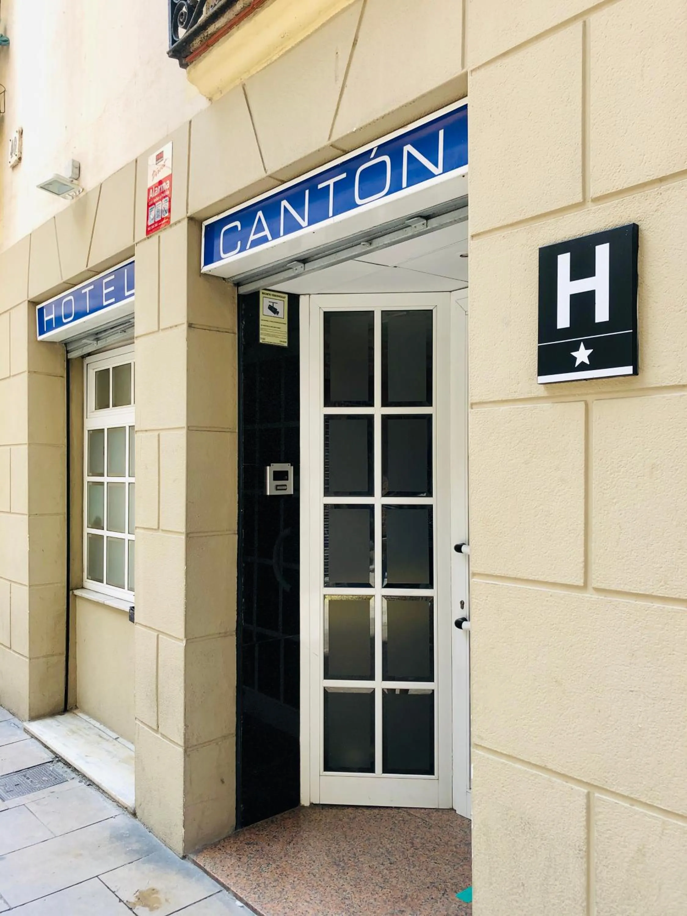 Facade/entrance in Hotel Cantón