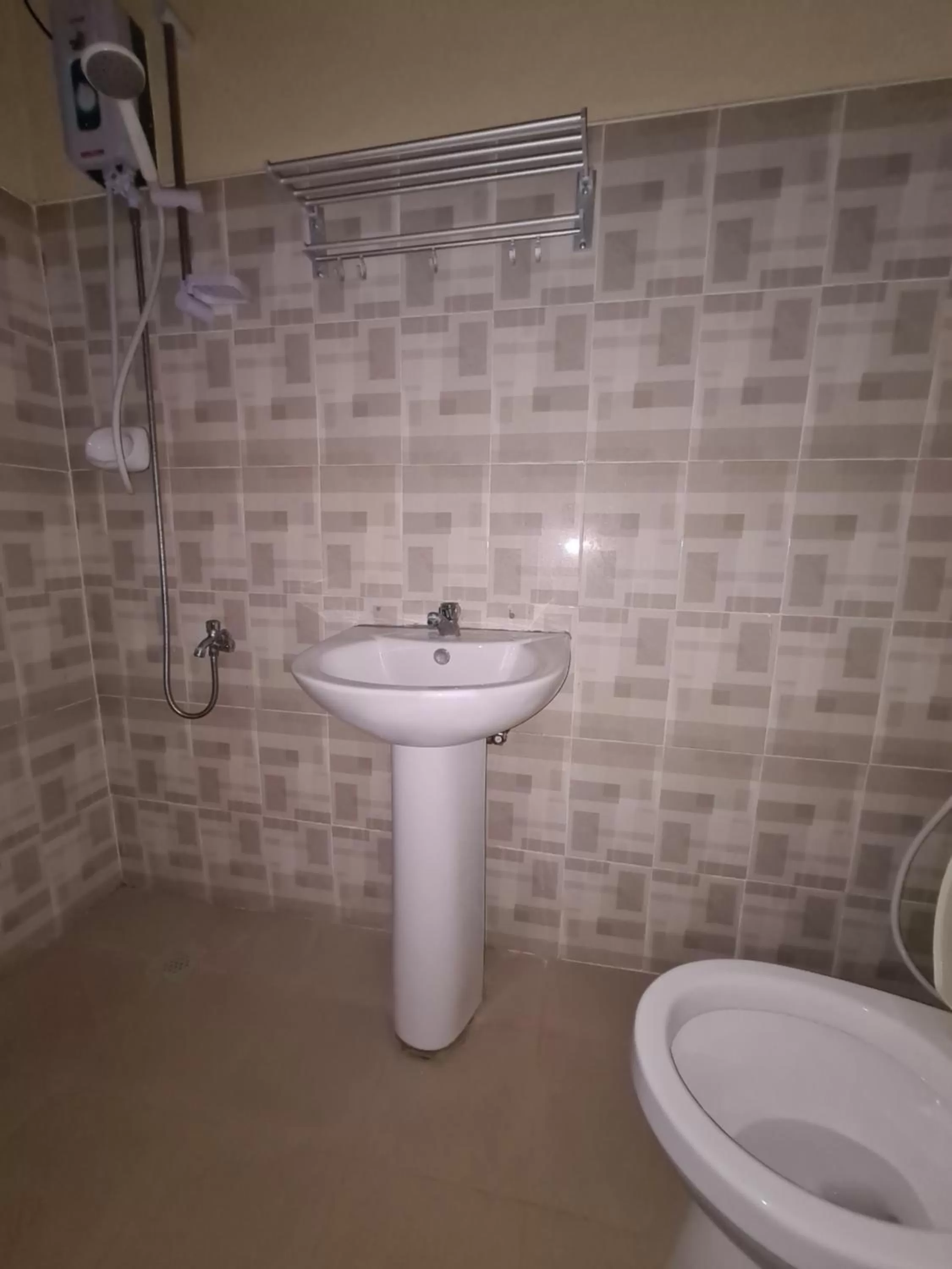 Shower in La-Familia Guest House