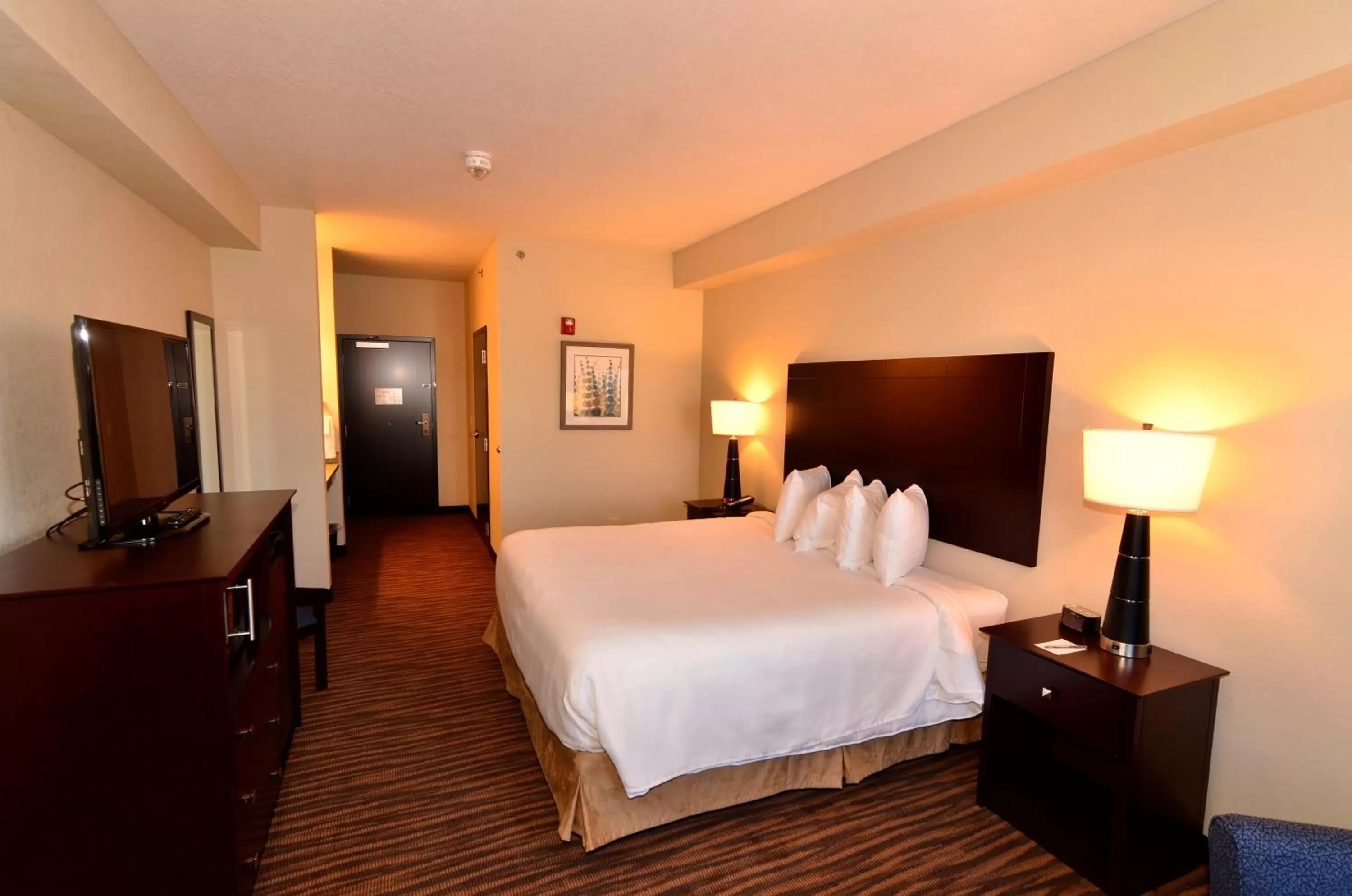 Bed in Cobblestone Inn & Suites - Holstein