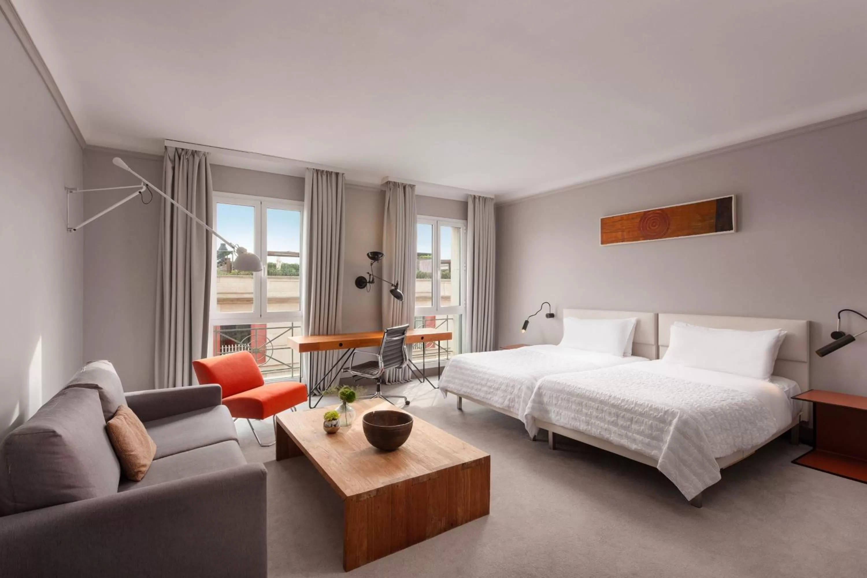 Photo of the whole room, Bed in Le Meridien Barcelona