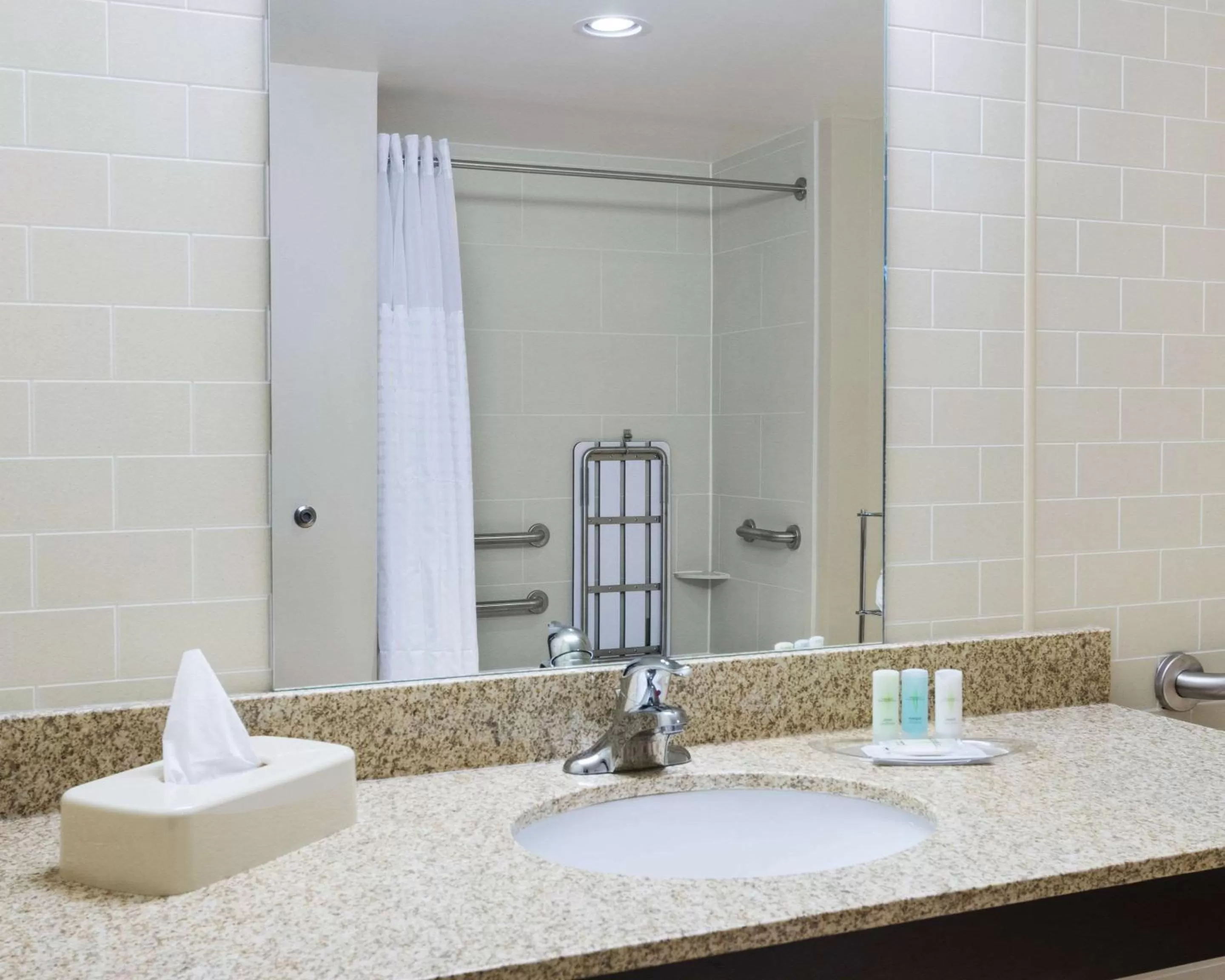 Bathroom in Comfort Suites DuBois Country Club