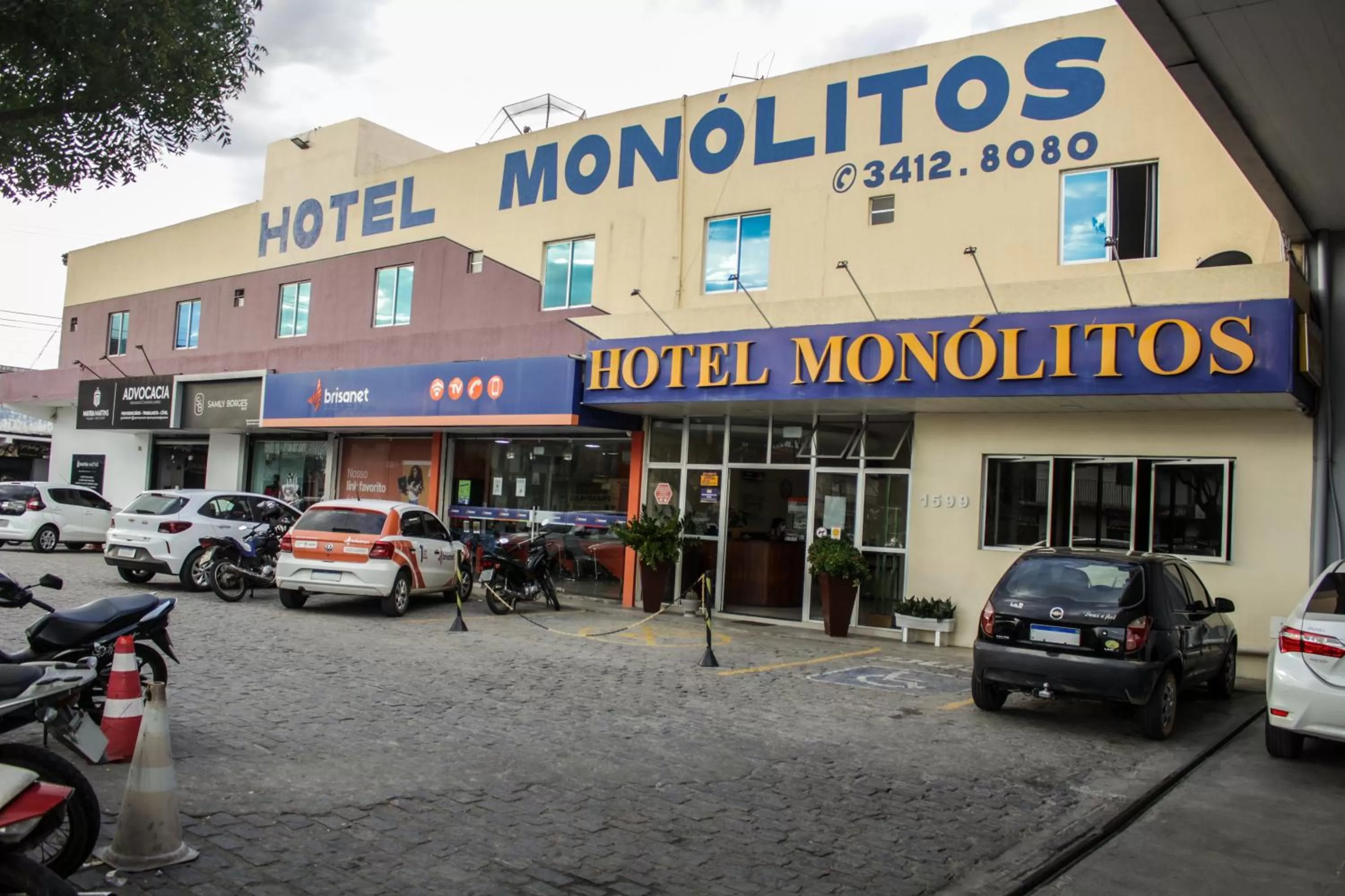 Facade/entrance, Property Building in Hotel Monólitos