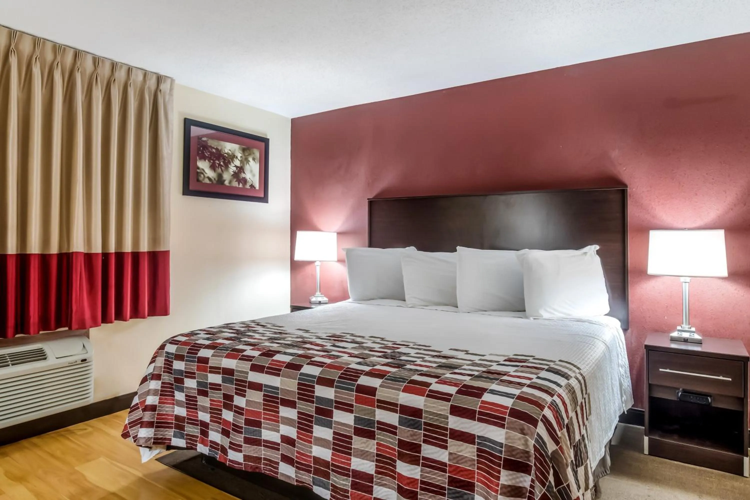 Photo of the whole room, Bed in Red Roof Inn Chicago-Alsip