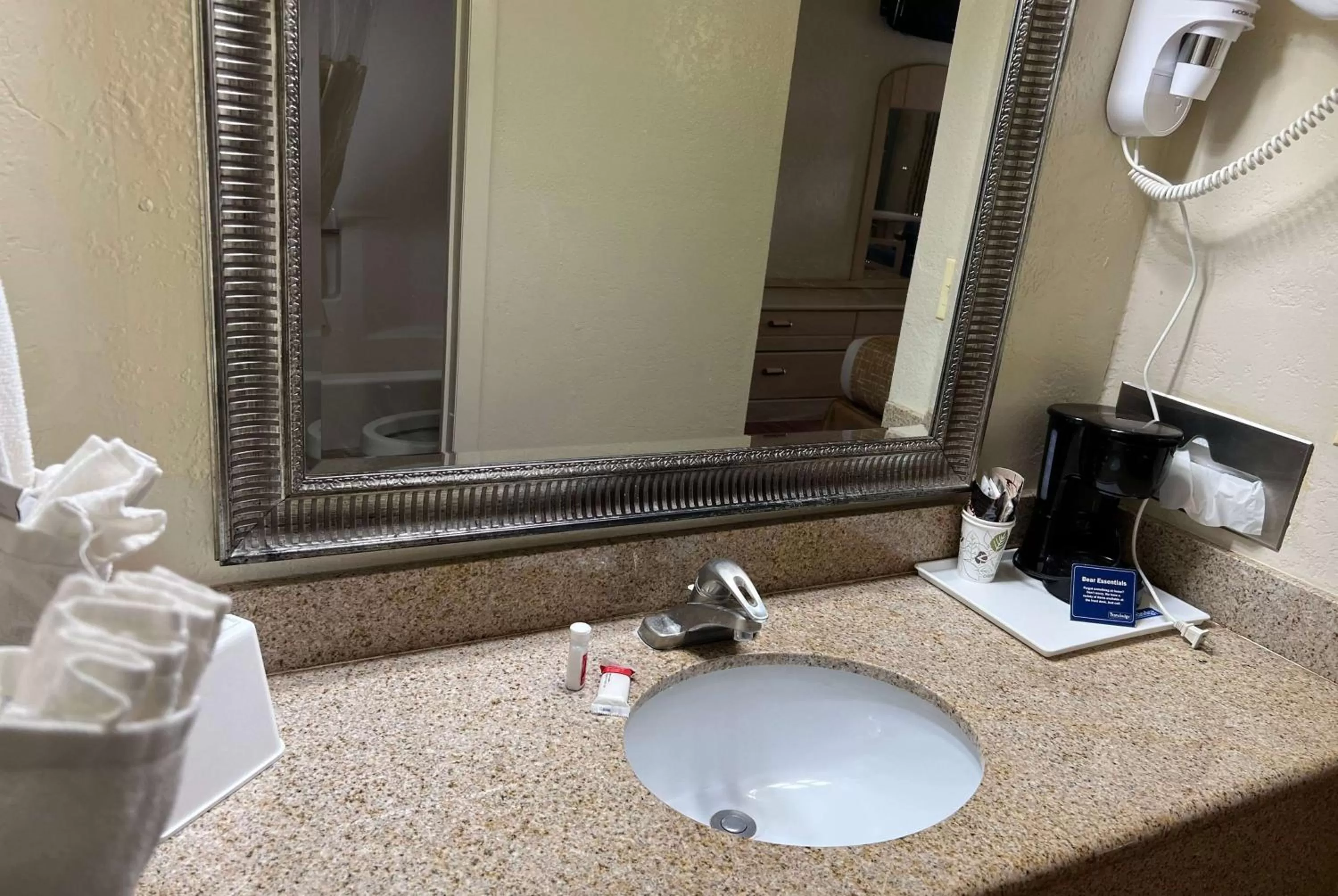 TV and multimedia in Travelodge by Wyndham Holbrook