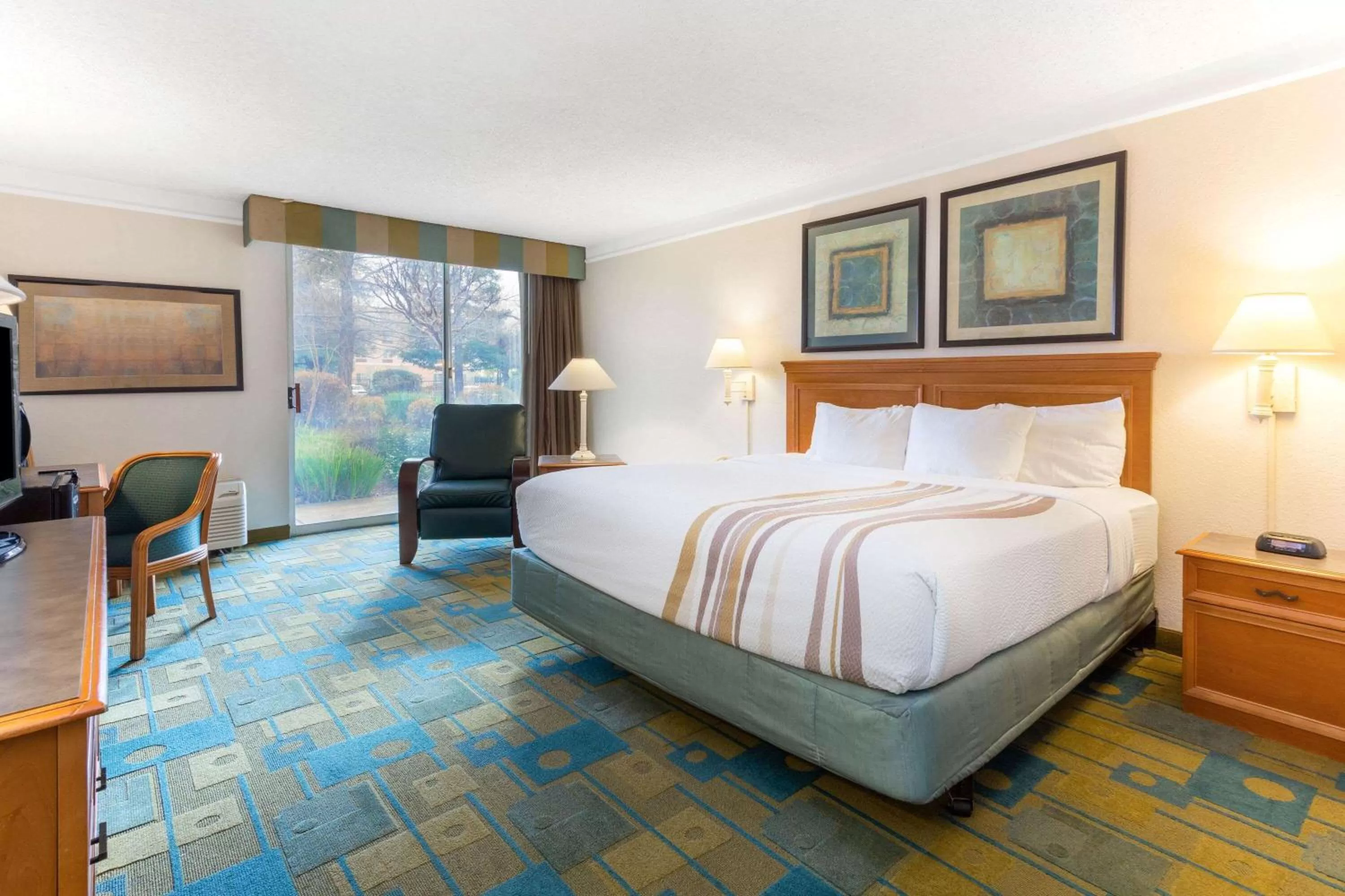 Photo of the whole room, Bed in La Quinta by Wyndham Redding