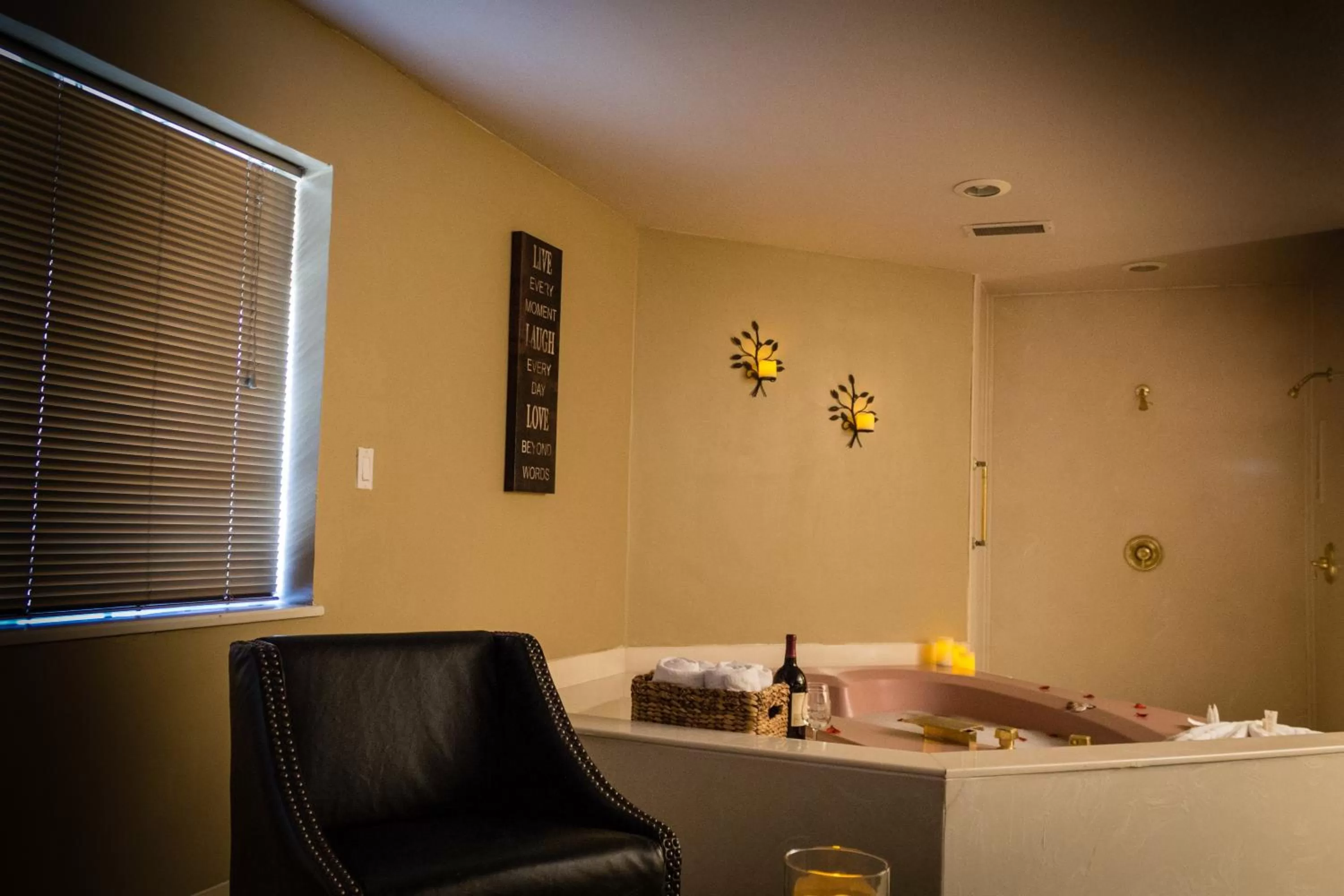 Hot Tub in Postmarc Hotel and Spa Suites