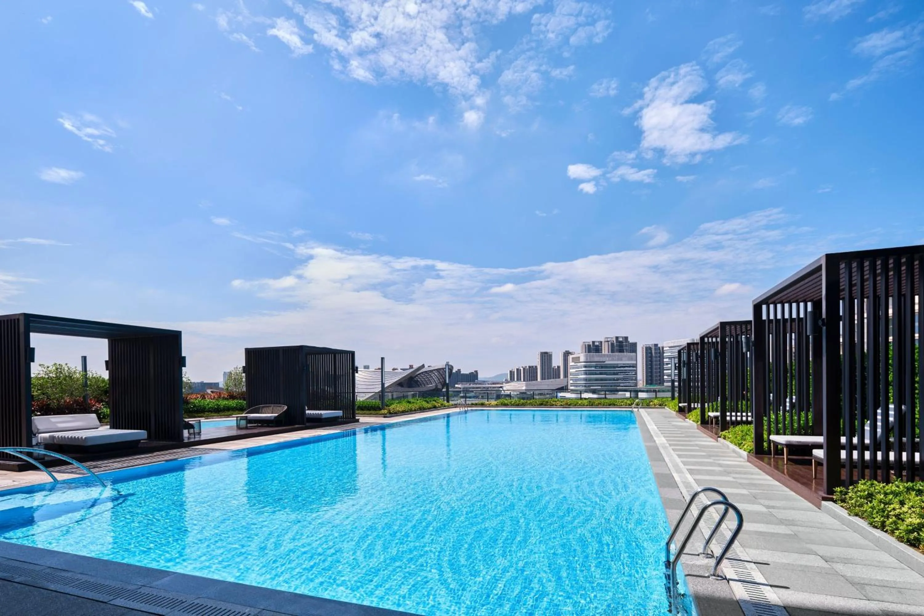 Swimming pool in Zhuhai Marriott Hotel Jinwan