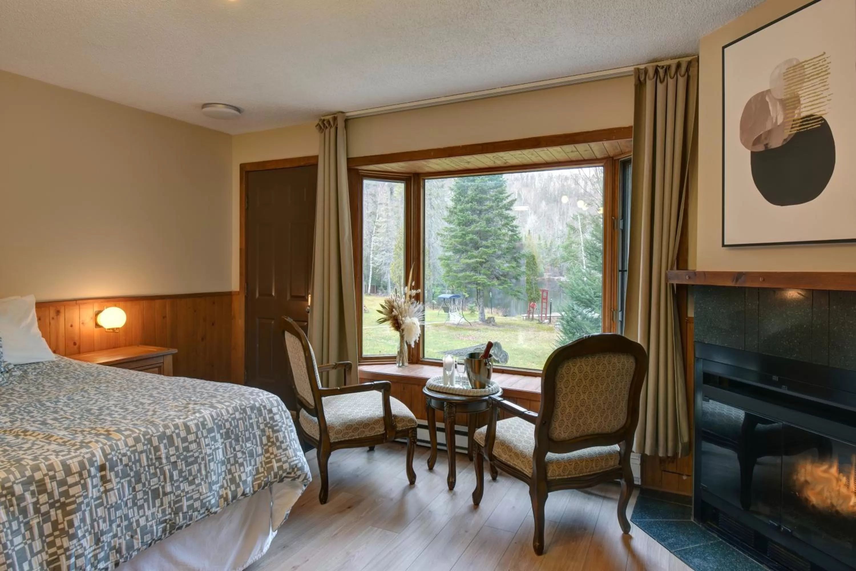 Bed in Hotel Le Petit Lac Sainte-Adèle