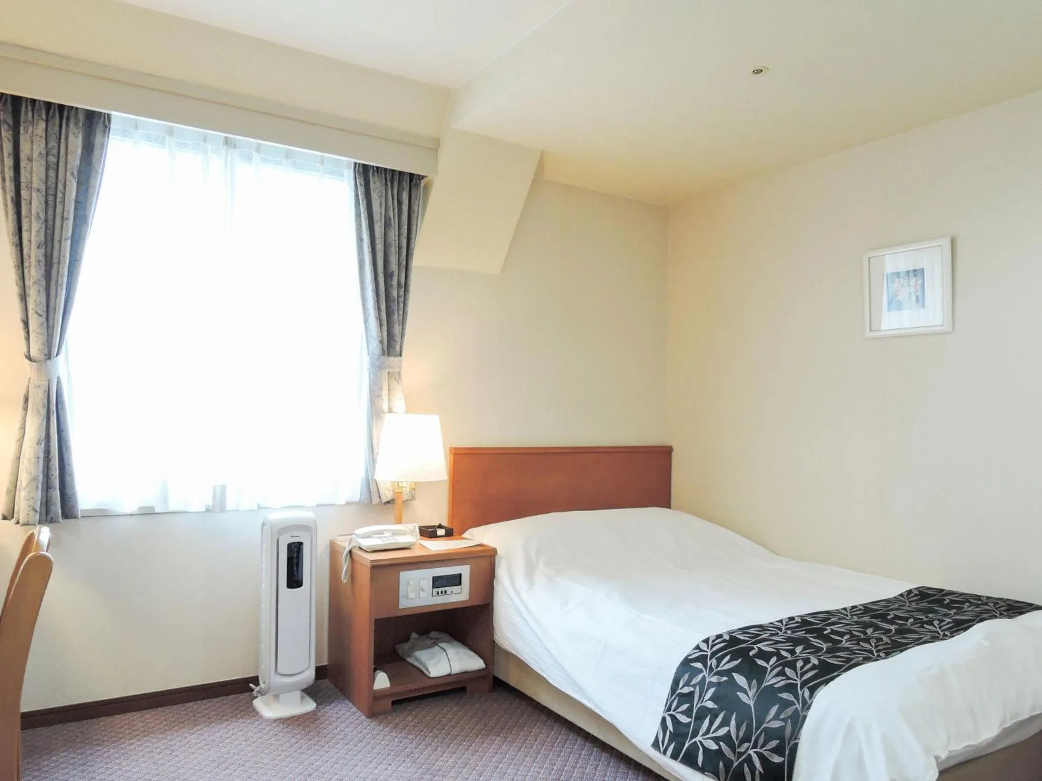 Photo of the whole room, Bed in Kobe City Gardens Hotel (Formally Hotel Kobe Shishuen)