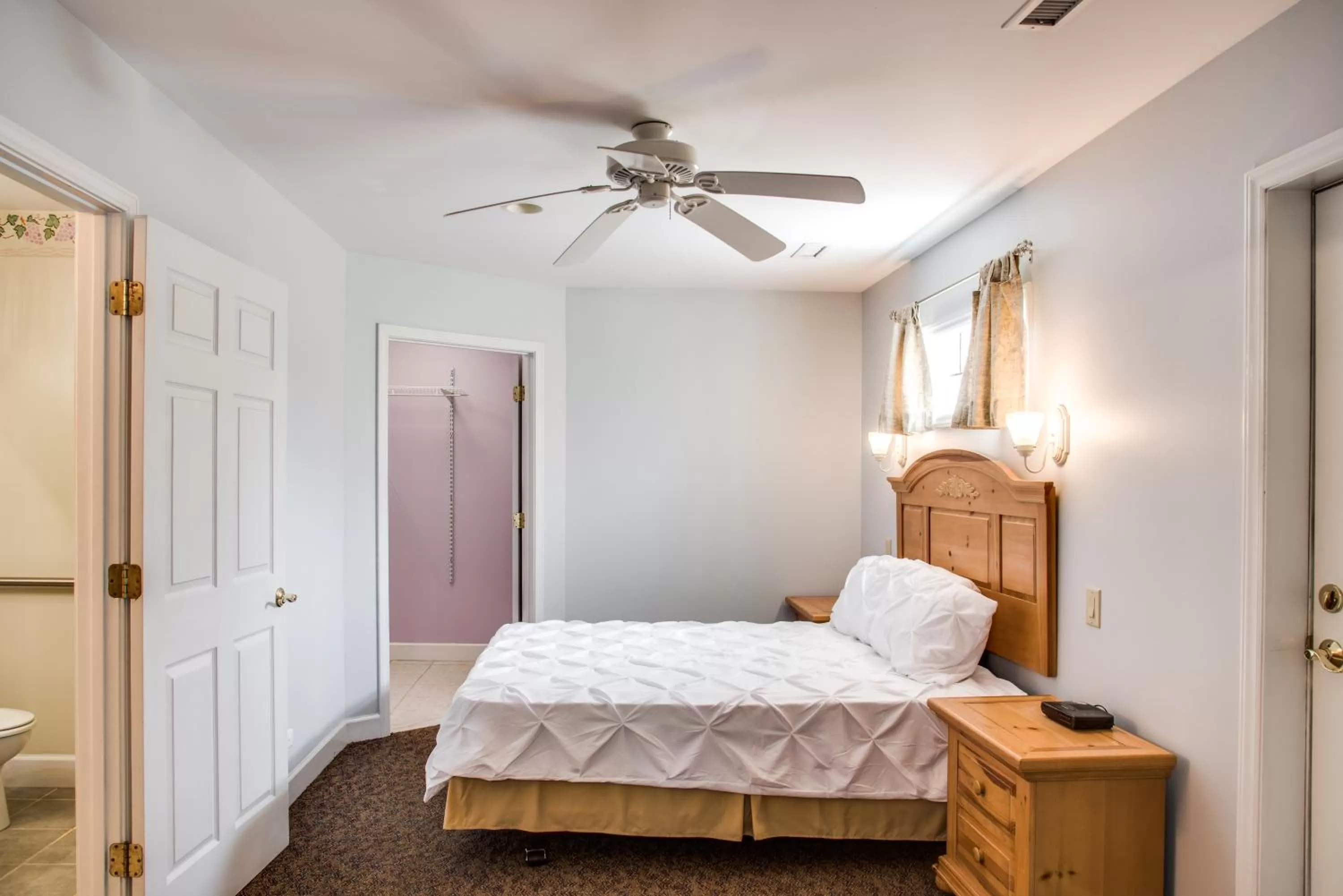 Bed in Boxwood Lodge Blowing Rock near Boone-University