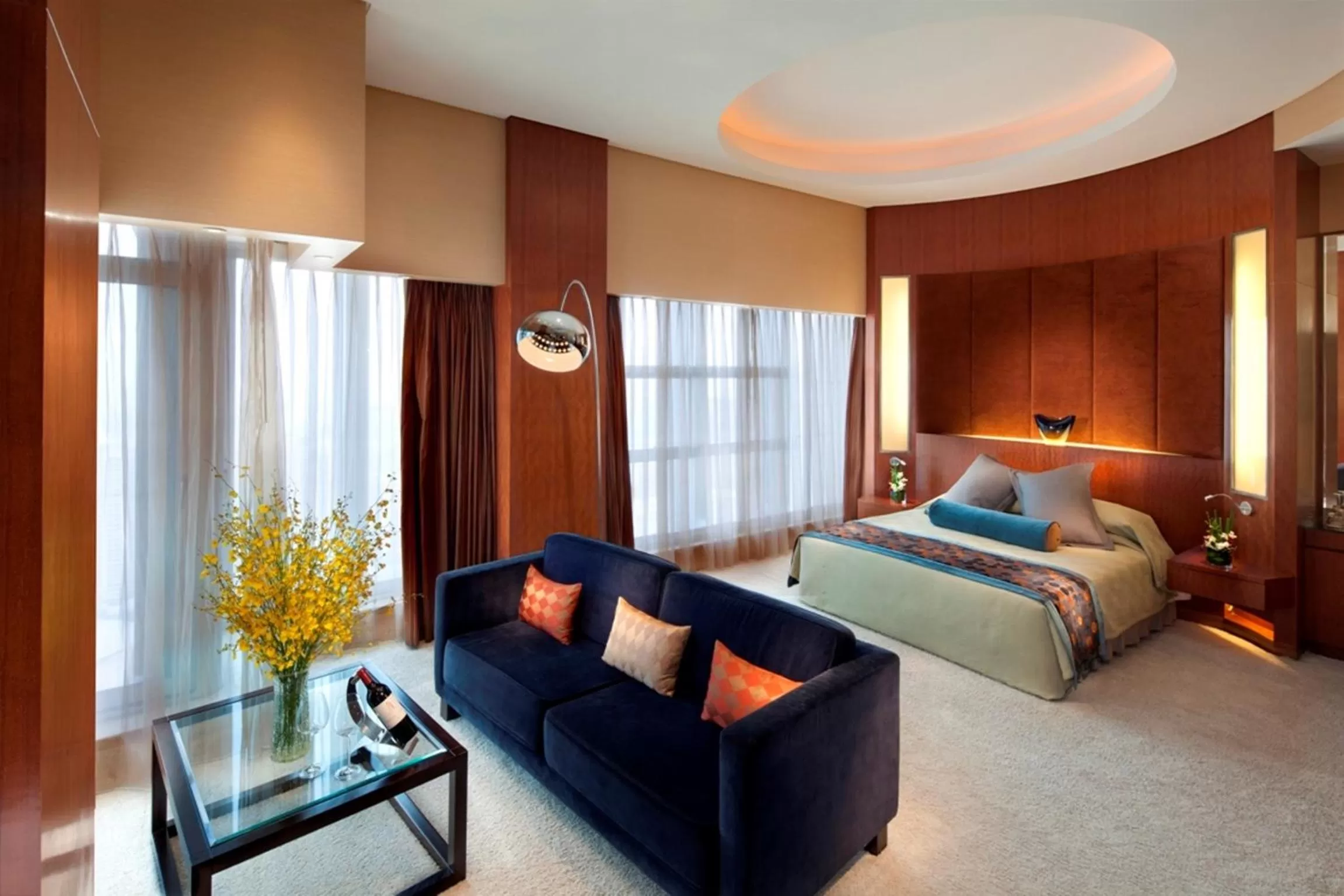 Bathroom, Bed in Crowne Plaza Shenzhen Futian, Near to Shenzhen Convention&Exhibition Centre, Shenzhen Stock Exchange and Shenzhen Civic Center, Outdoor Heated Pool