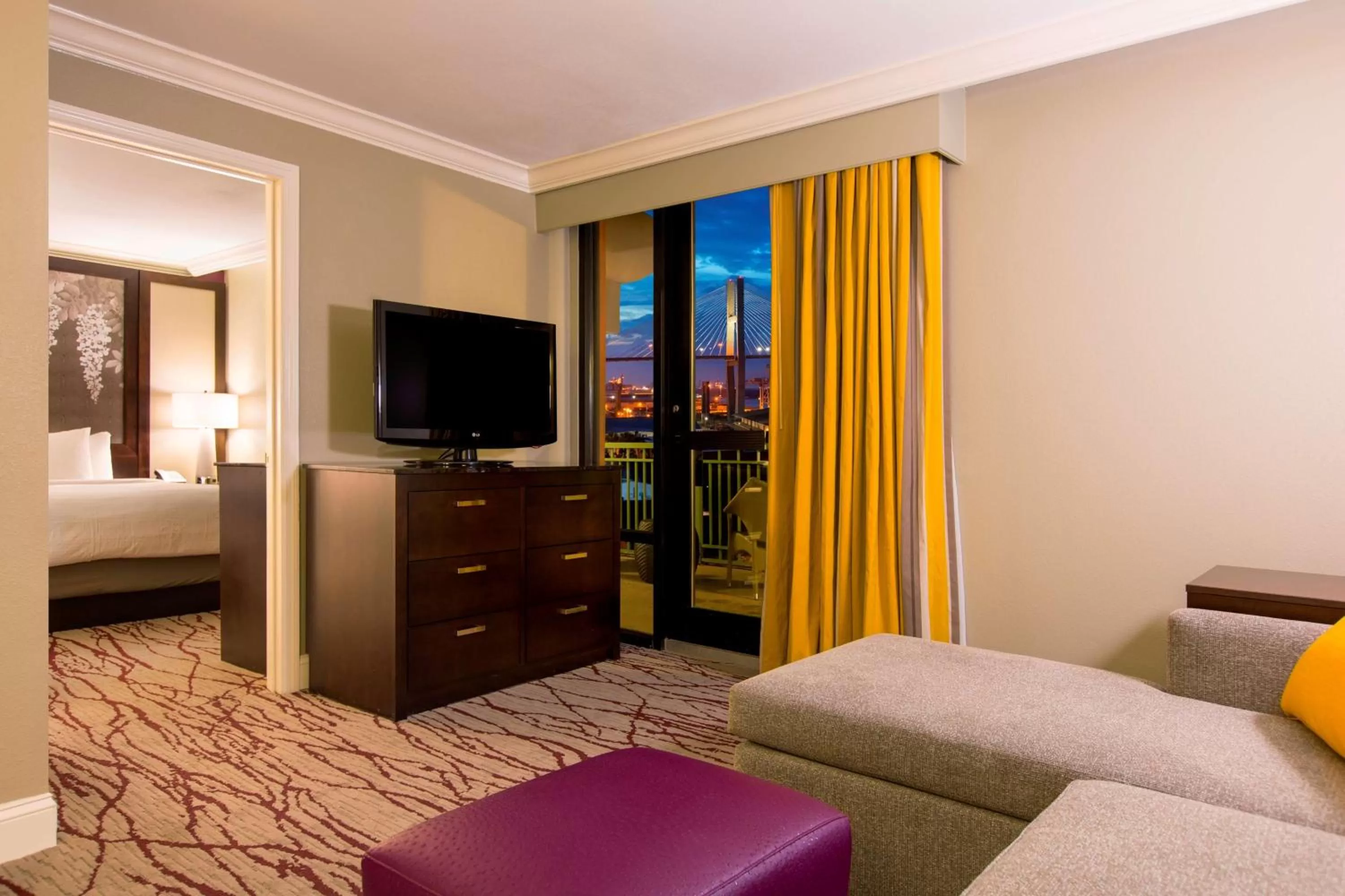 Living room, Bed in DoubleTree by Hilton Historic Savannah