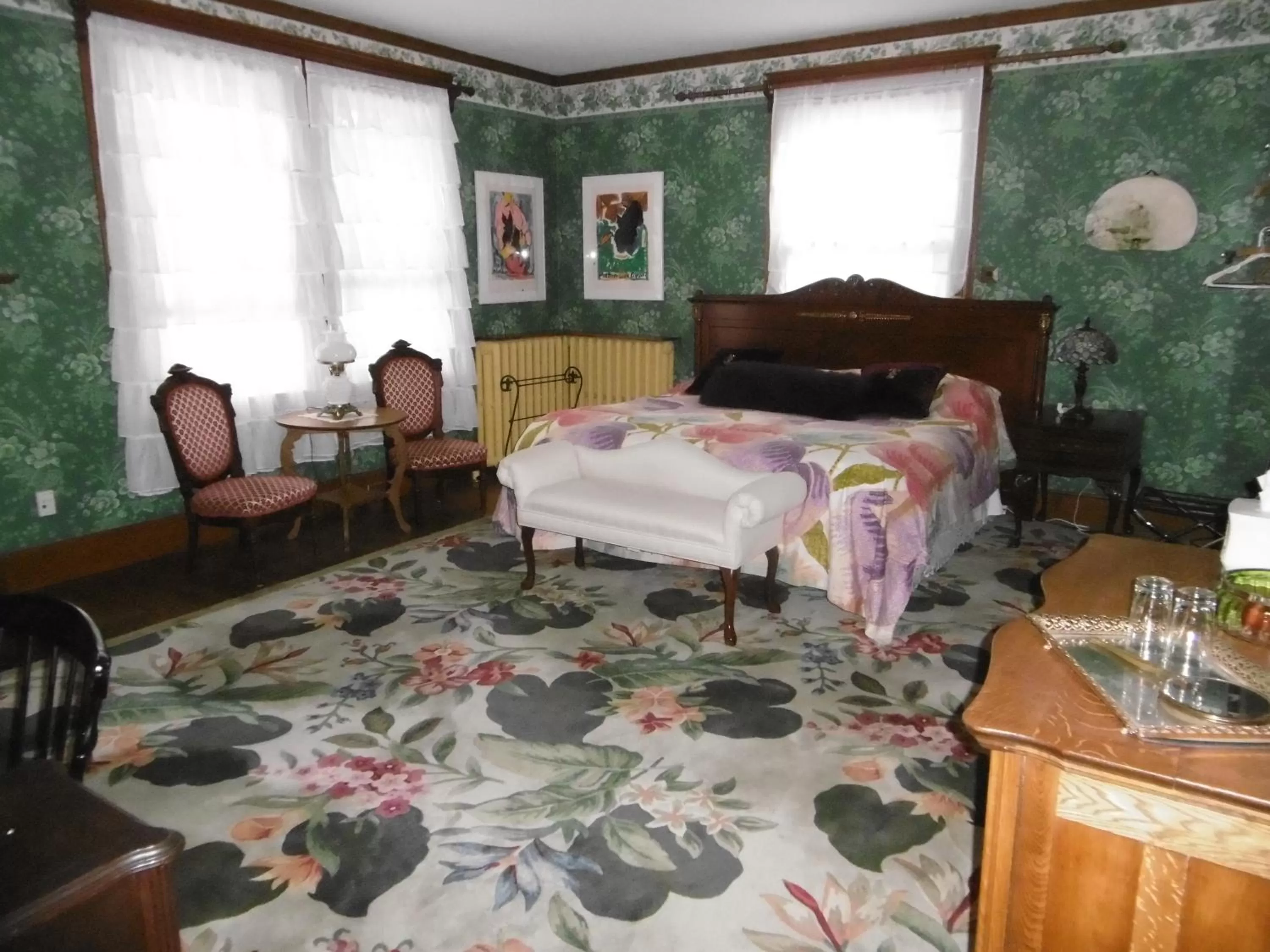 Superior Suite/ Florence Suite in Munroe Inn Boutique Hotel