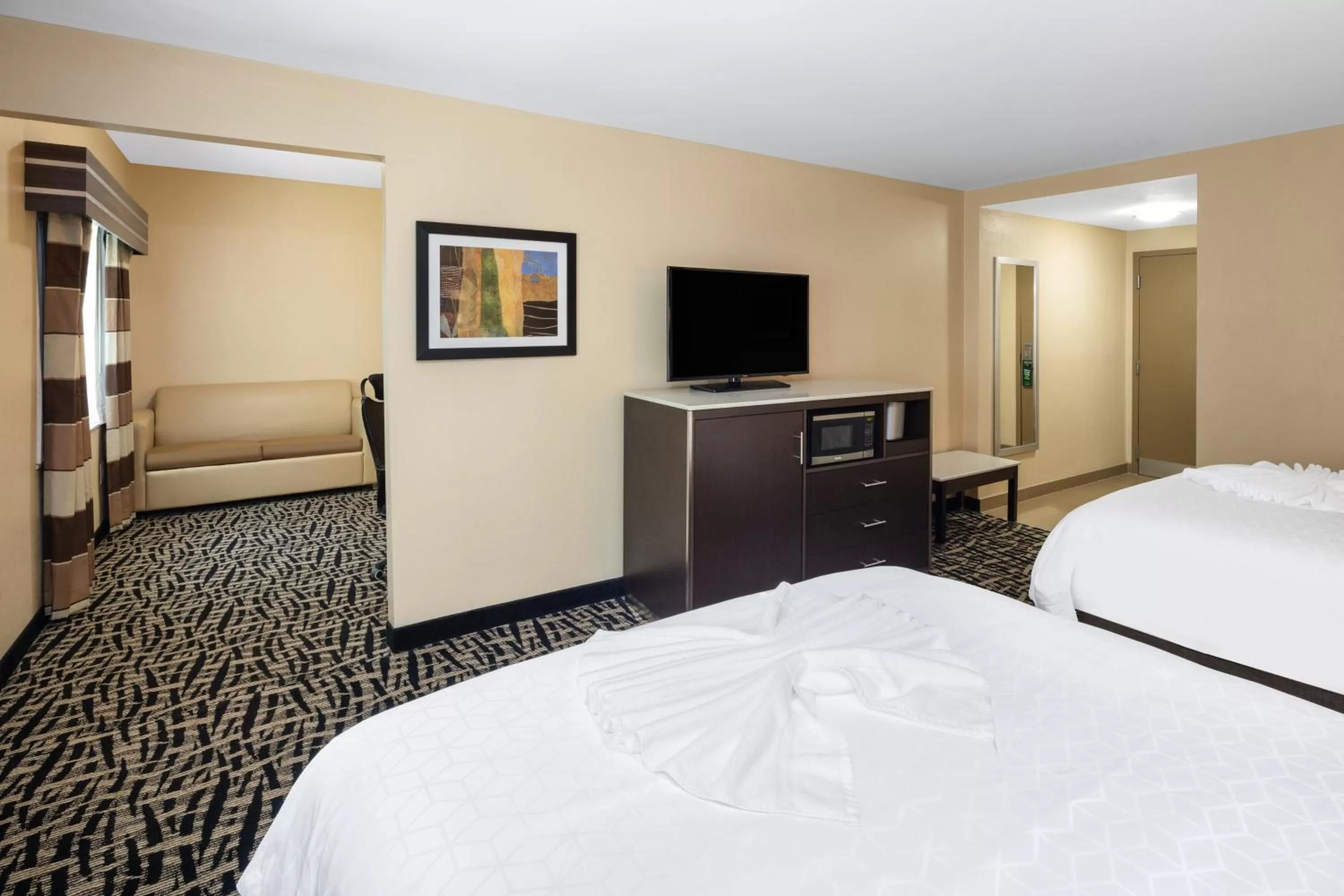 Photo of the whole room, Bed in Holiday Inn Poughkeepsie by IHG