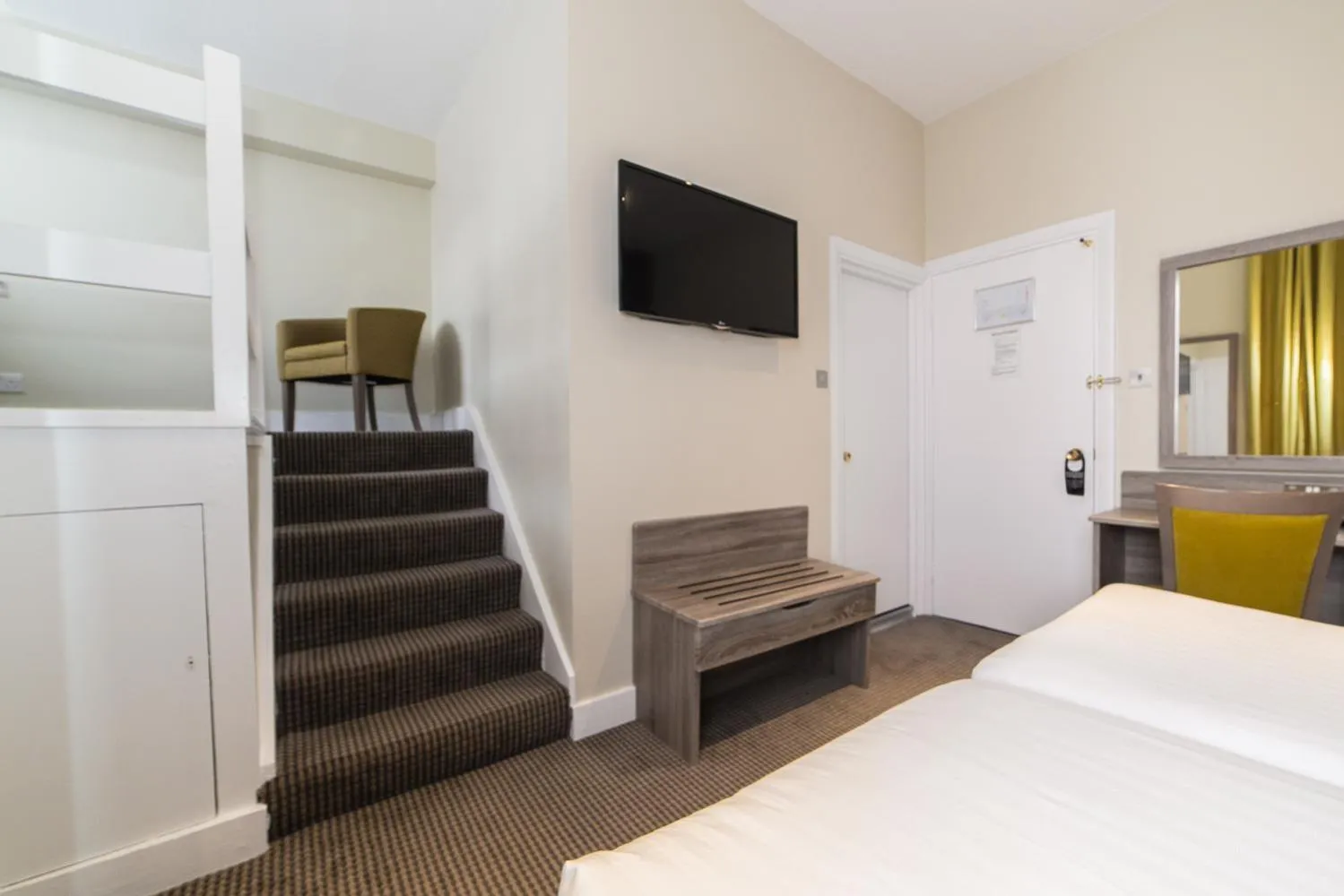 Bedroom, Bed in Phoenix Hotel