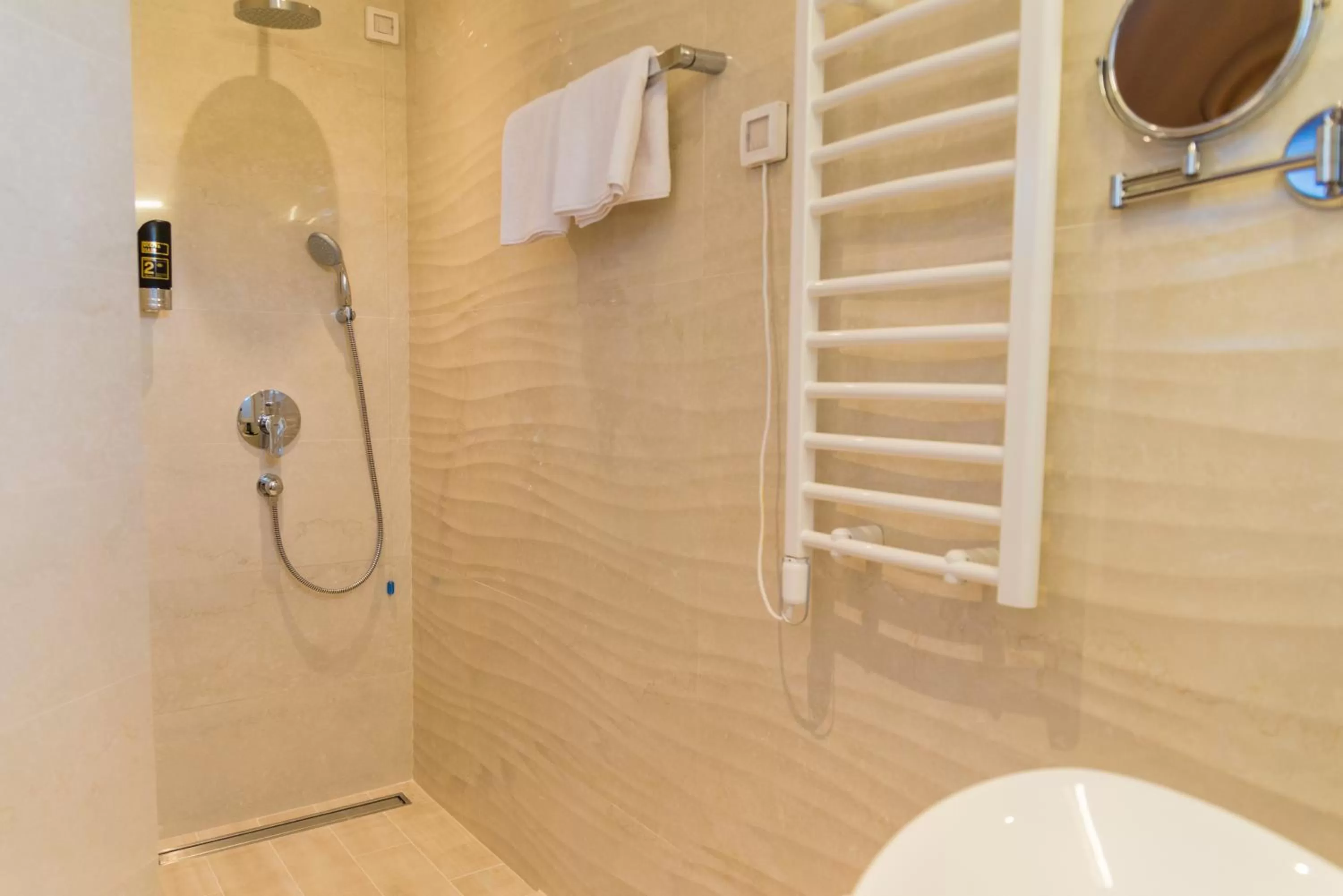 Bathroom in Hotel Kadmo by Aycon