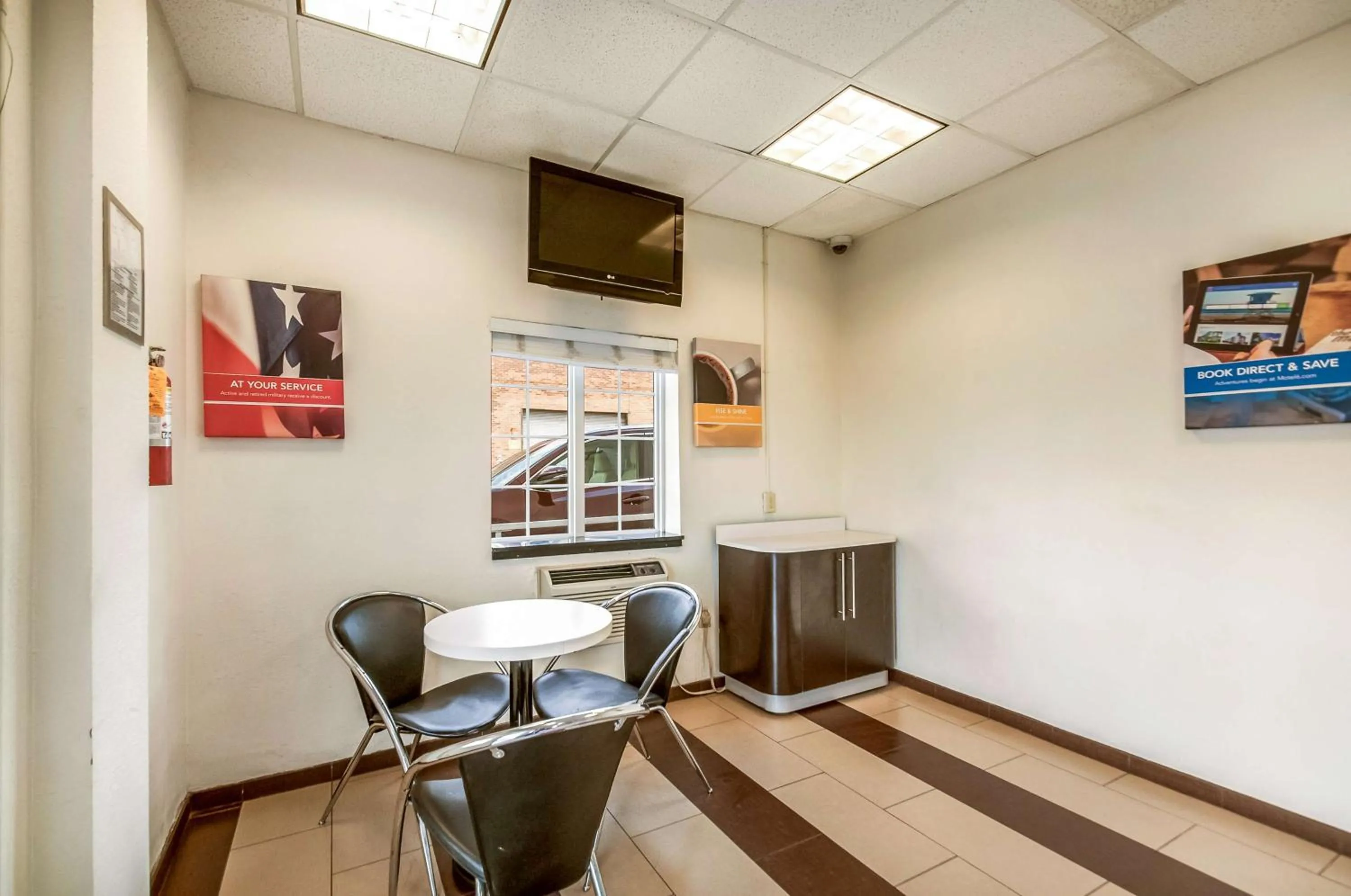 Communal lounge/ TV room in Motel 6-Washington, DC - Convention Center