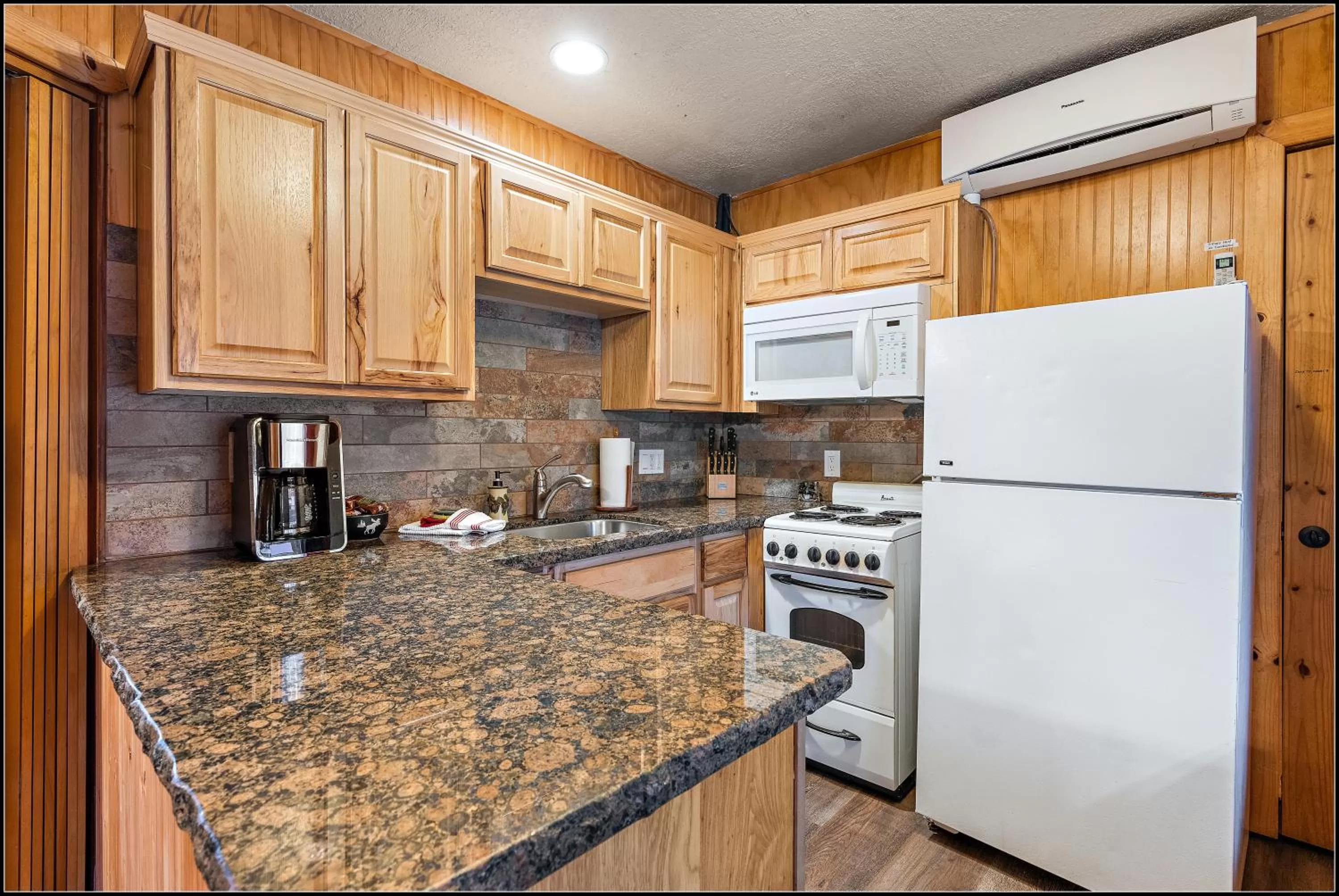 Coffee/tea facilities in Brundage Bungalows