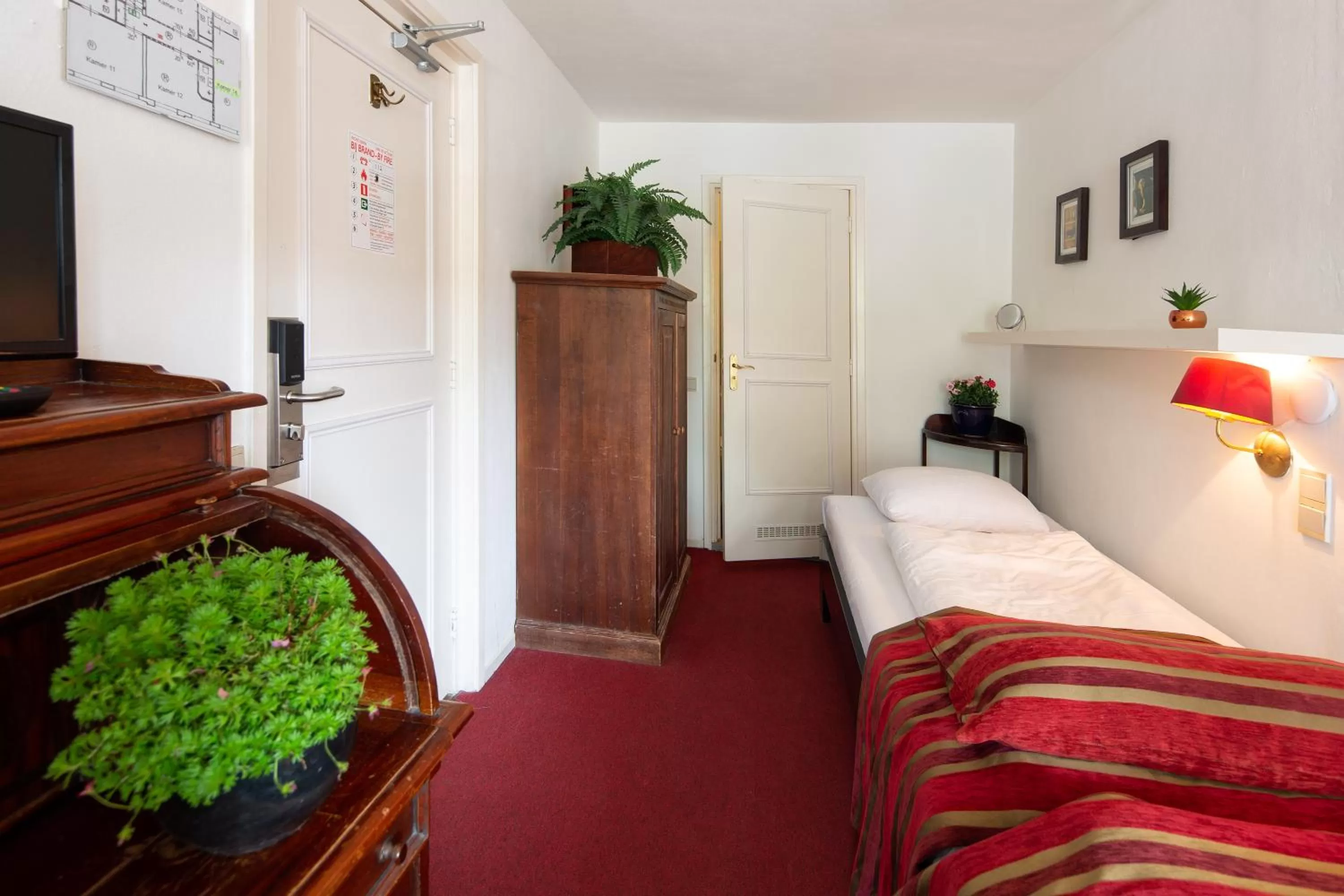 Bed in Amsterdam House Hotel