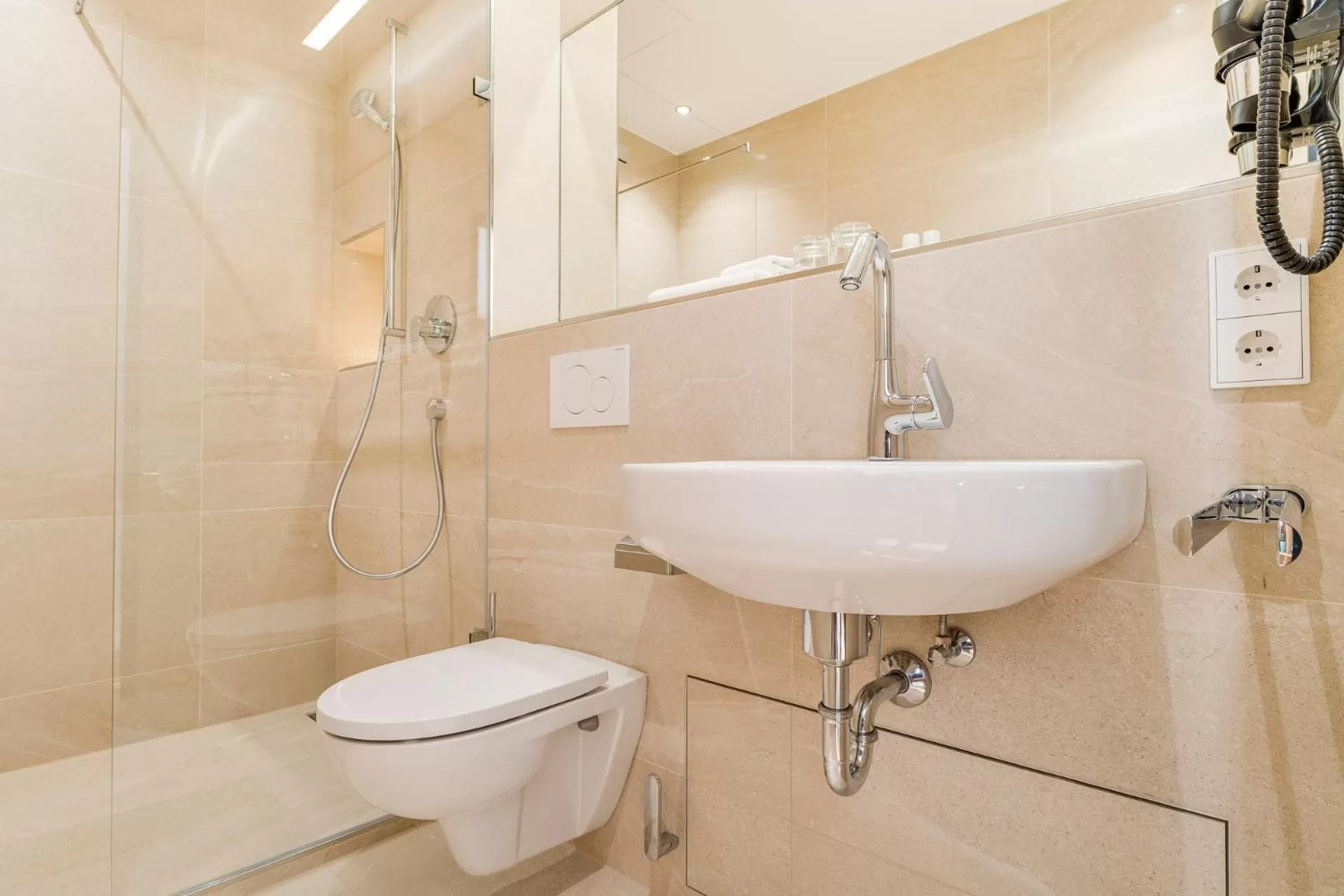 Shower in Hotel-Etage Apfelrot