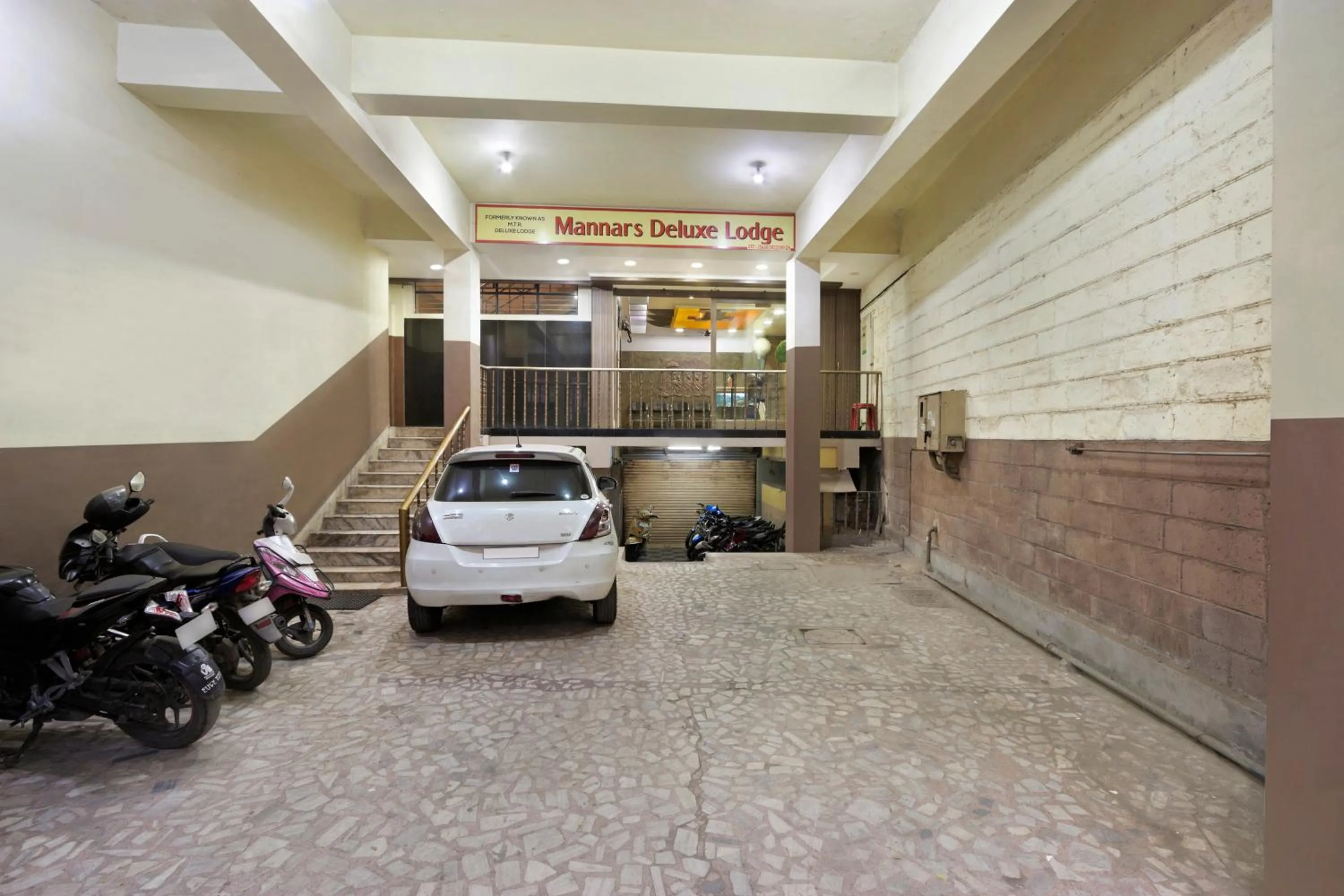 Parking in Mannars Deluxe Lodge