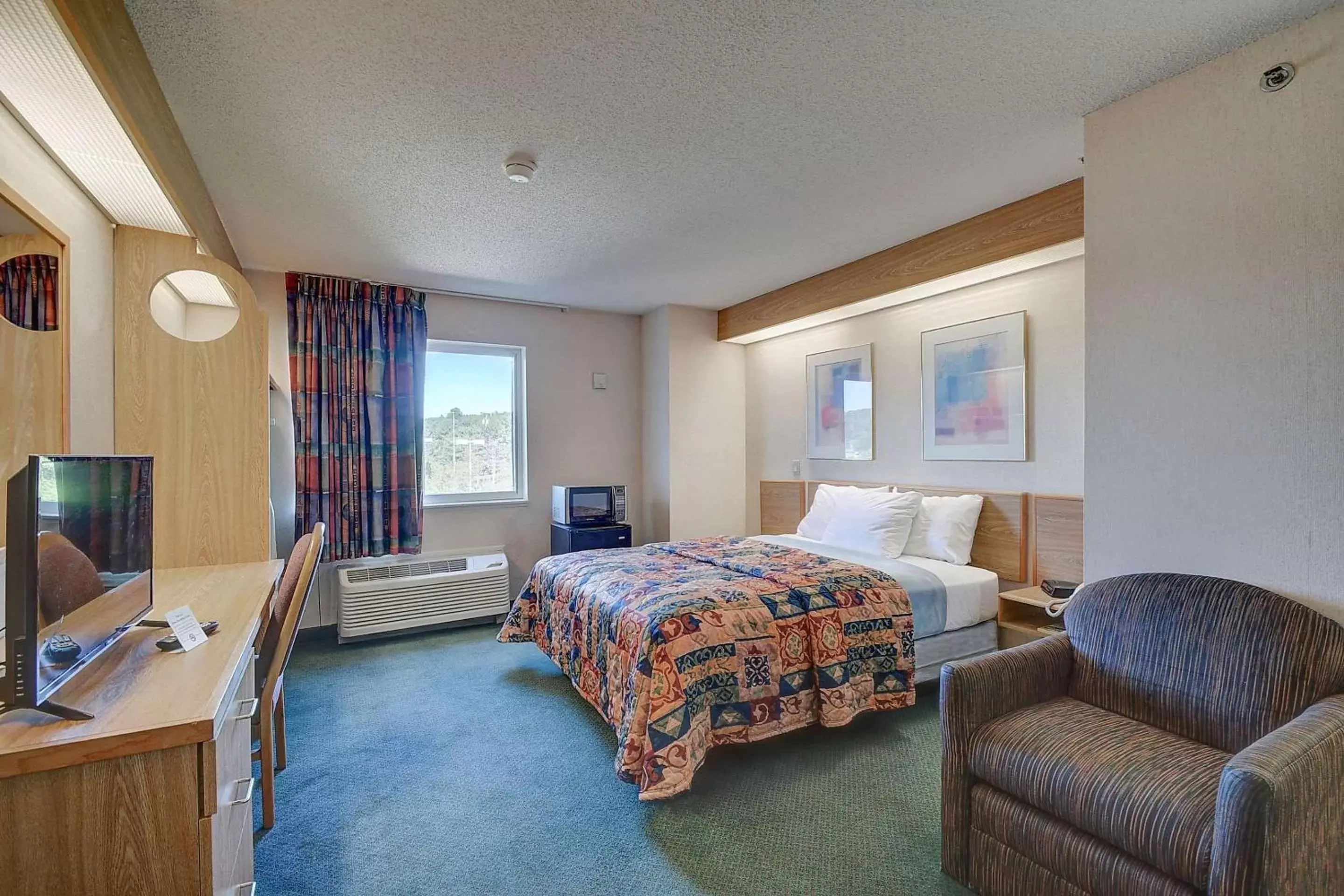 Queen Room - Non-Smoking in Rodeway Inn Willington North Queen Room - Non-Smoking in Rodeway Inn Willington North