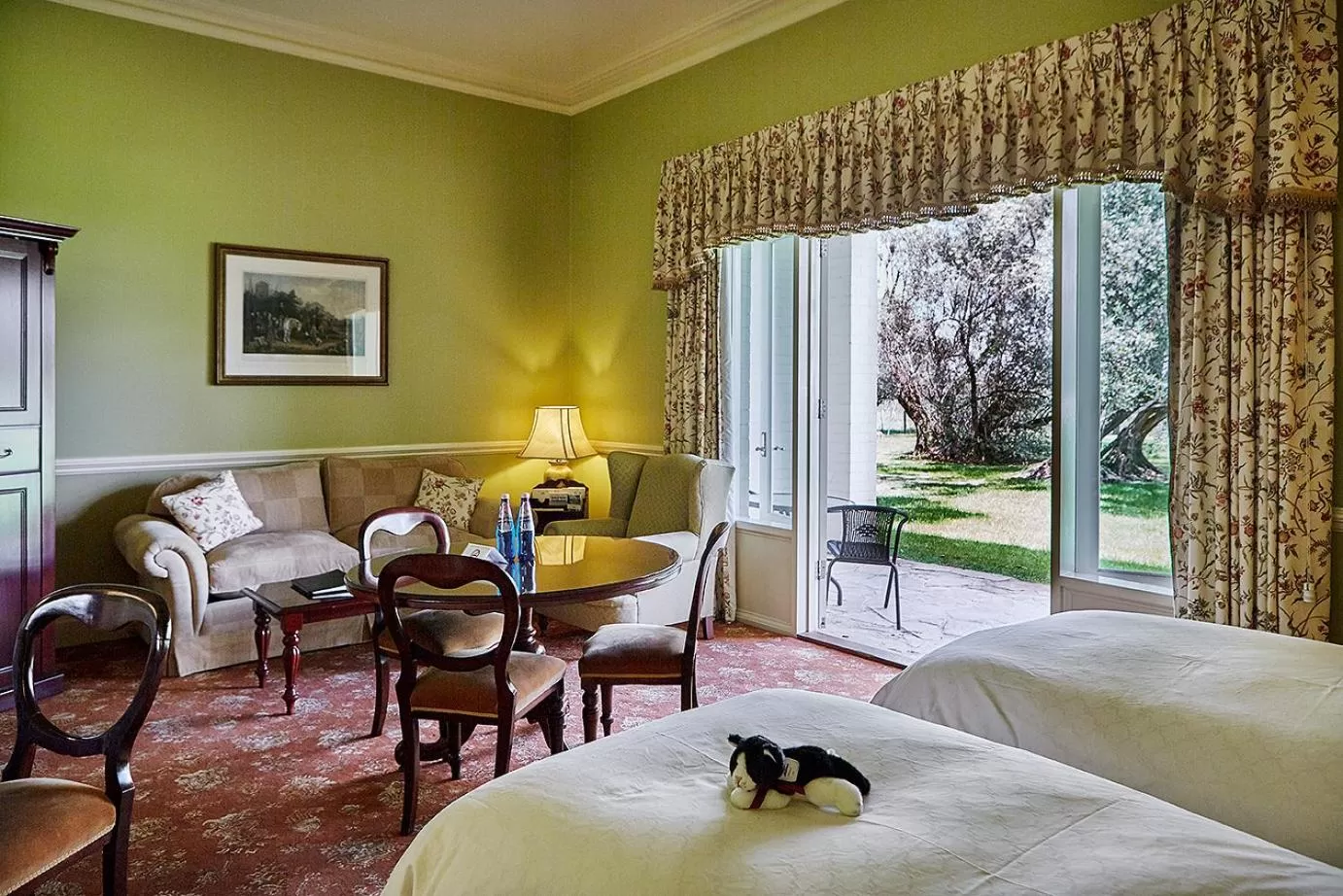 Seating area, Bed in Chateau Yering