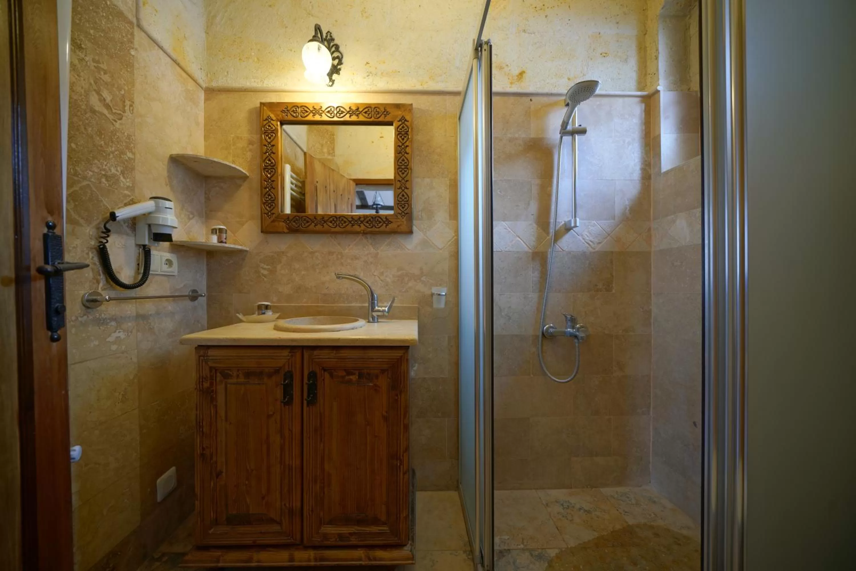 Shower in Vista Cave Hotel