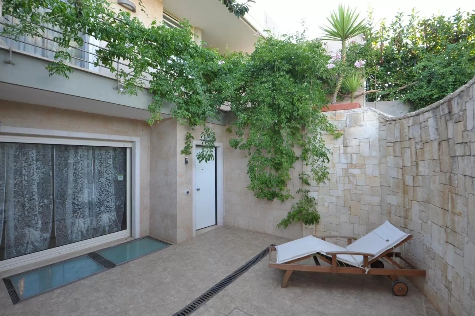 Patio in Le Mediterranee