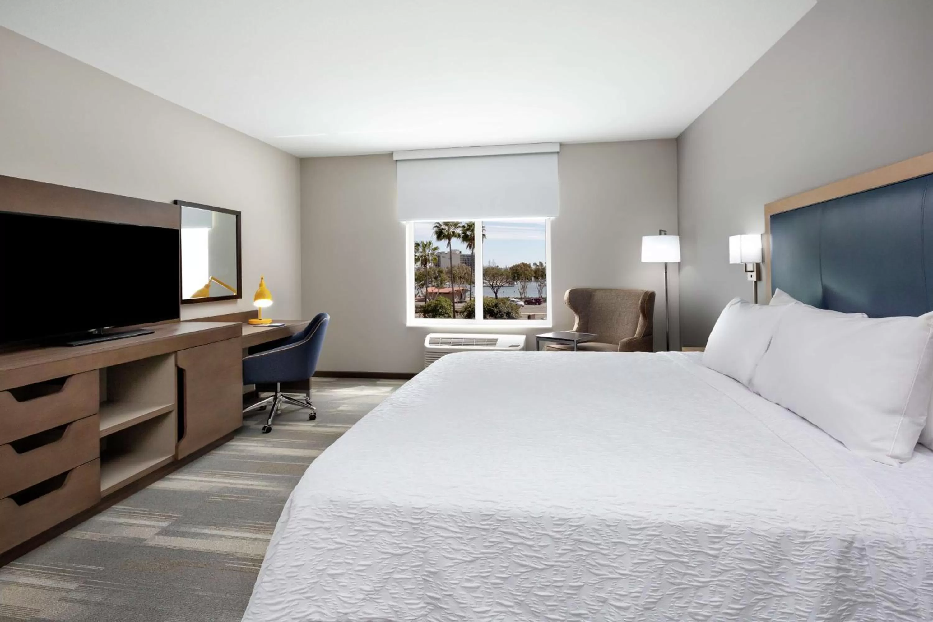 Bedroom, Bed in Hampton Inn & Suites San Diego Airport Liberty Station