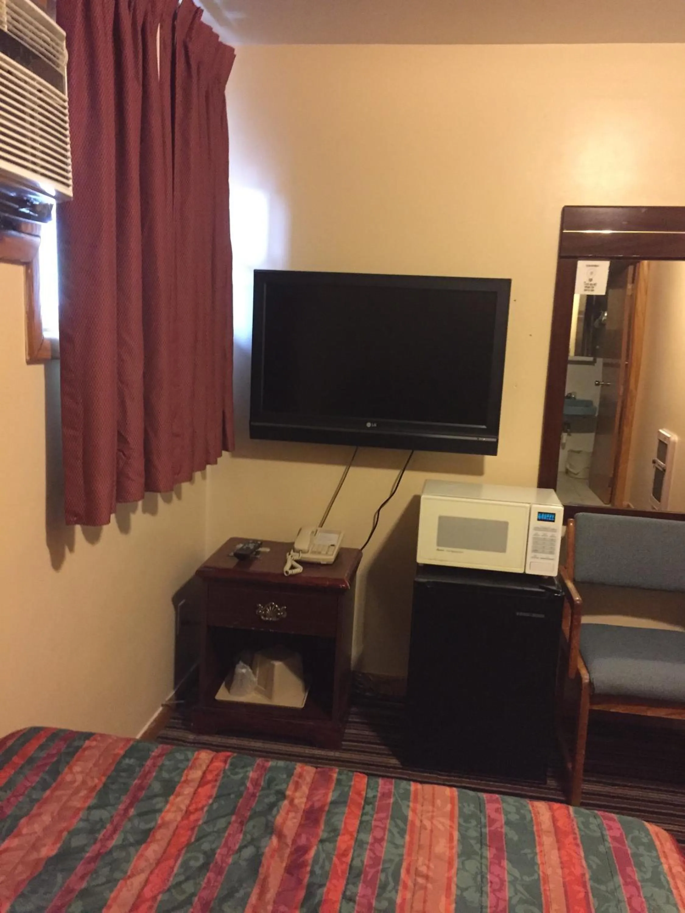 TV and multimedia, Bed in Budget Inn - Cambridge