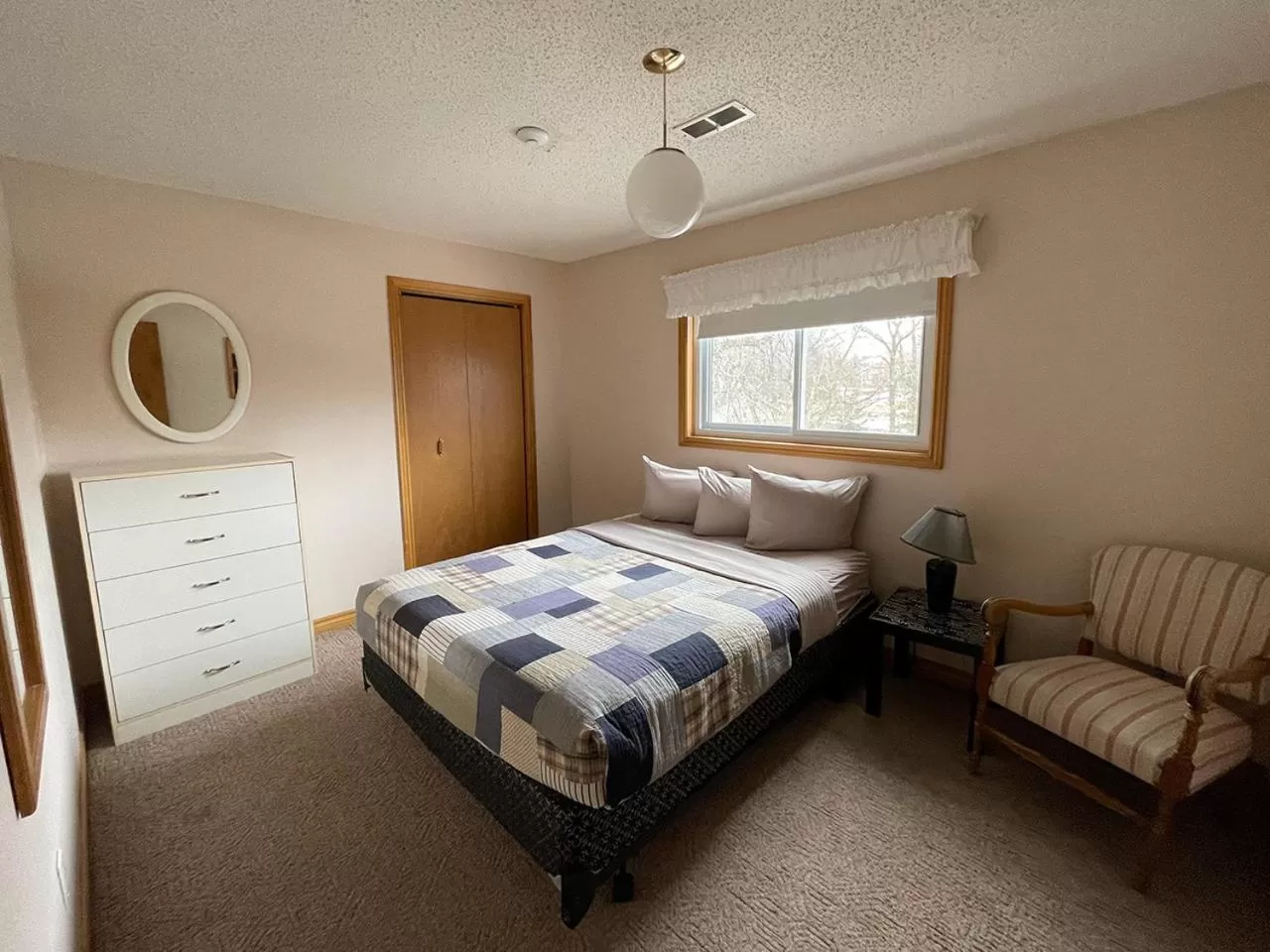 Bed in Hotel Wolfe Island