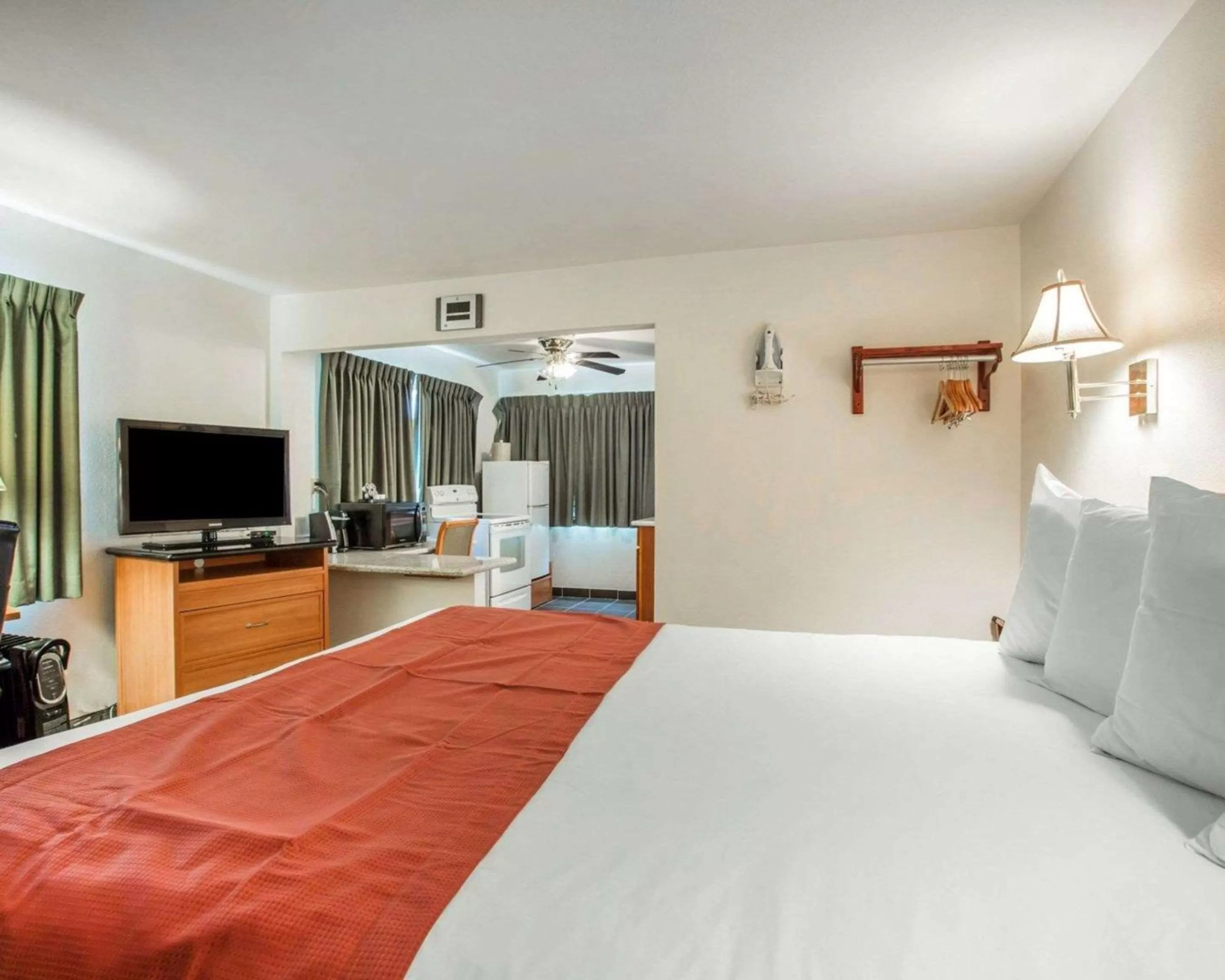 Photo of the whole room, Bed in Rodeway Inn Newport