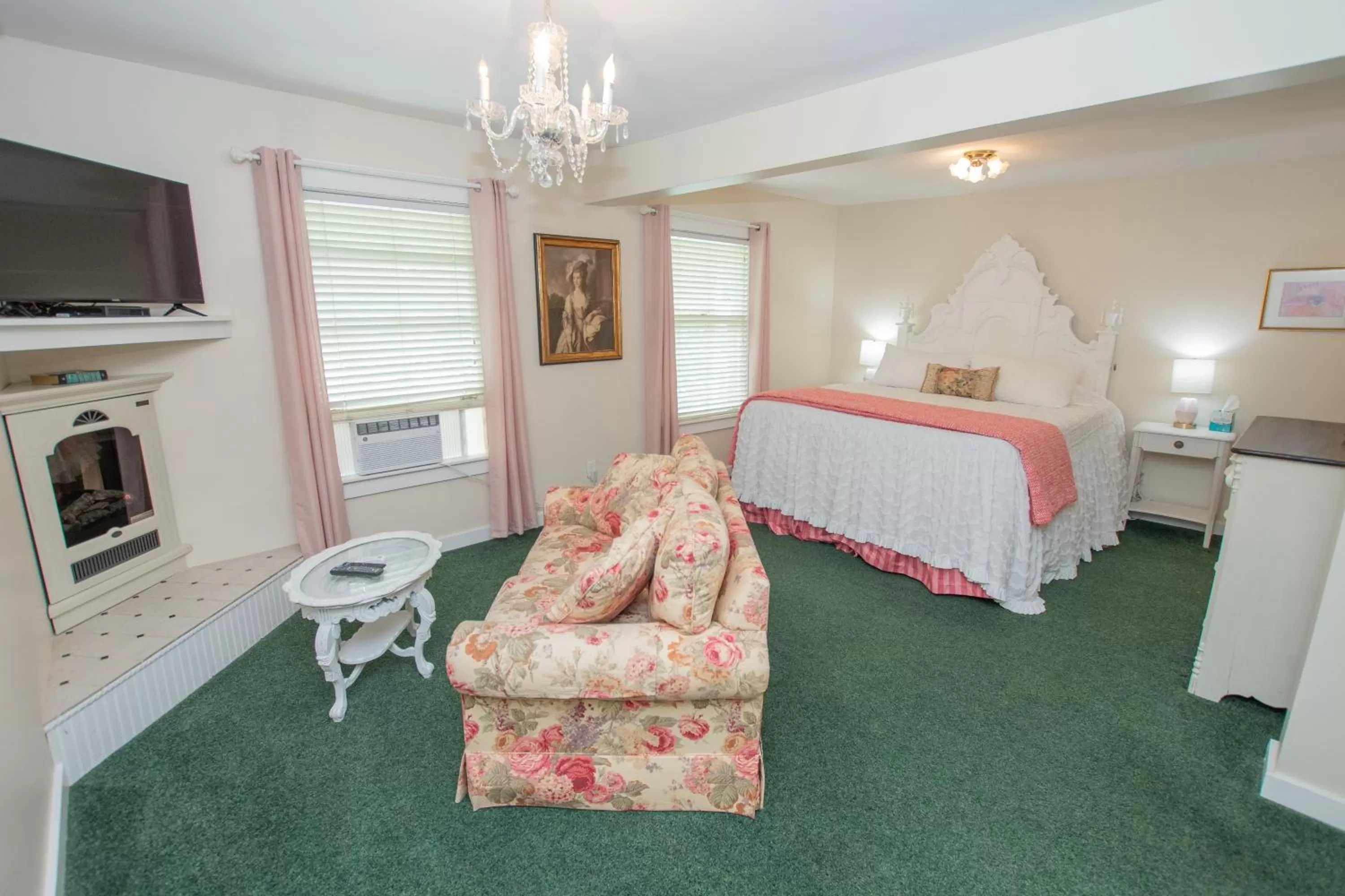 Photo of the whole room, Bed in Terrace Inn and 1911 Restaurant