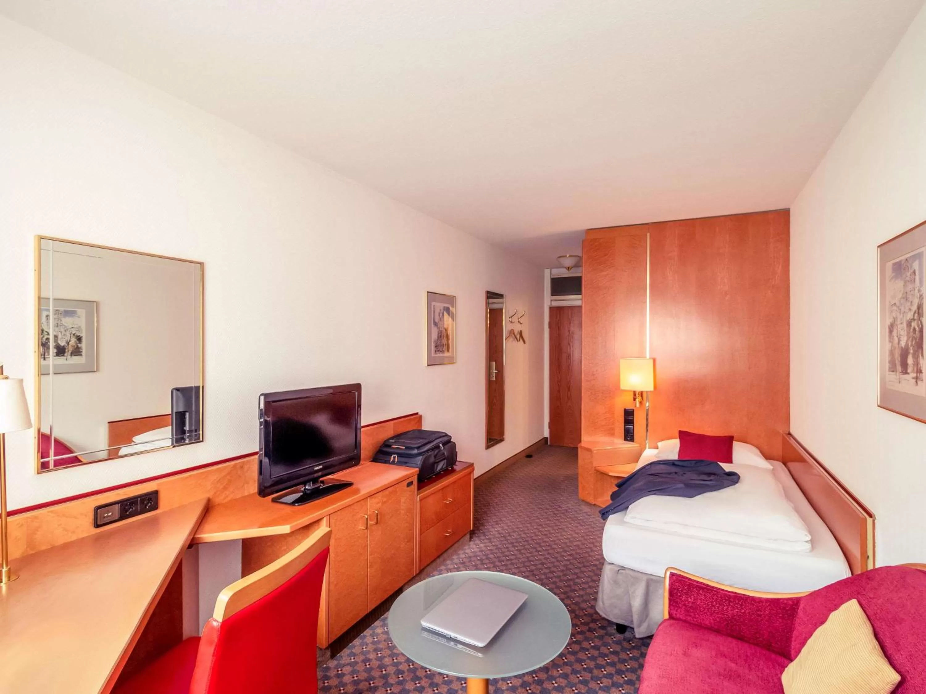 Photo of the whole room, Bed in Mercure Hotel Köln City Friesenstraße