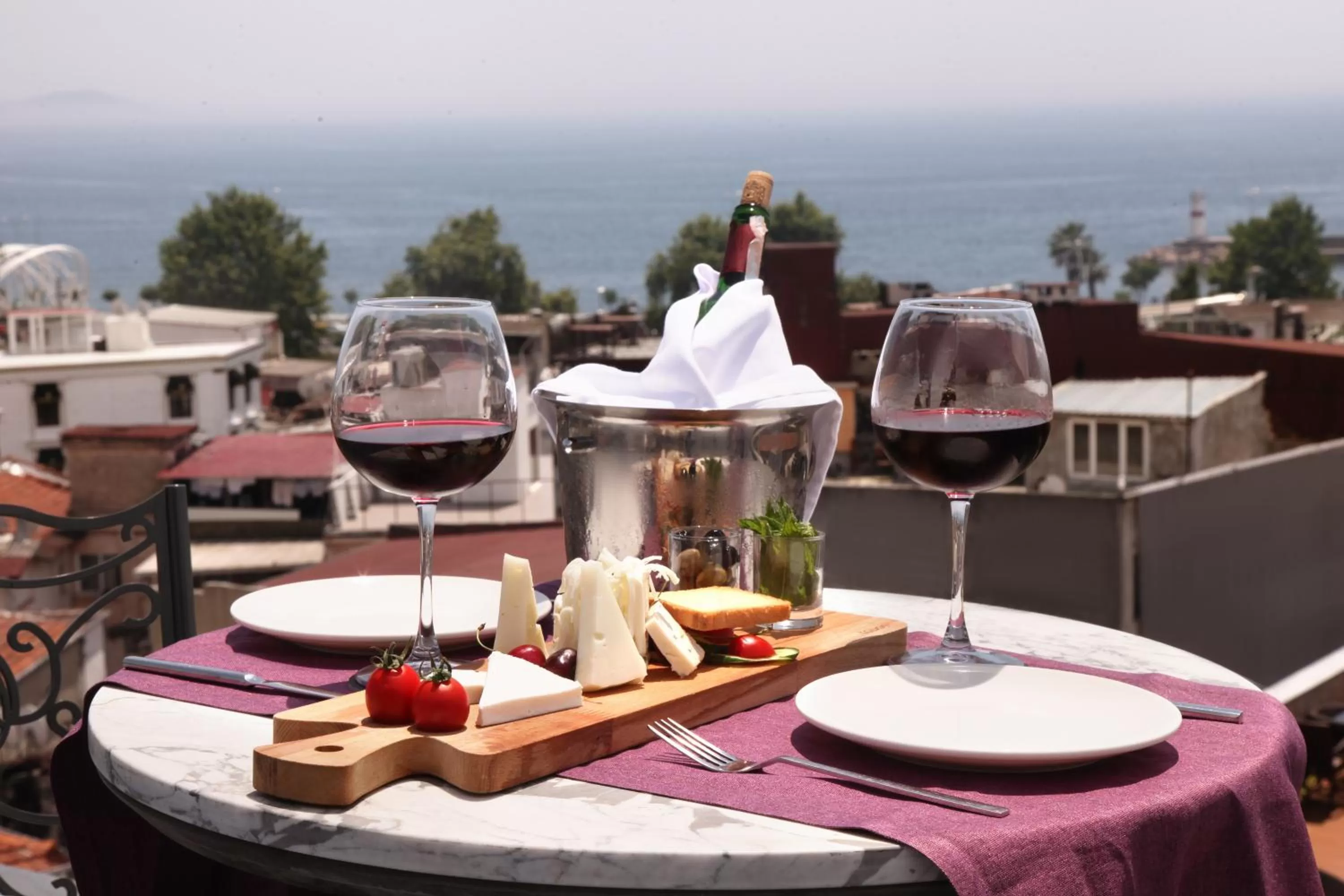 Restaurant/places to eat in Skalion Hotel