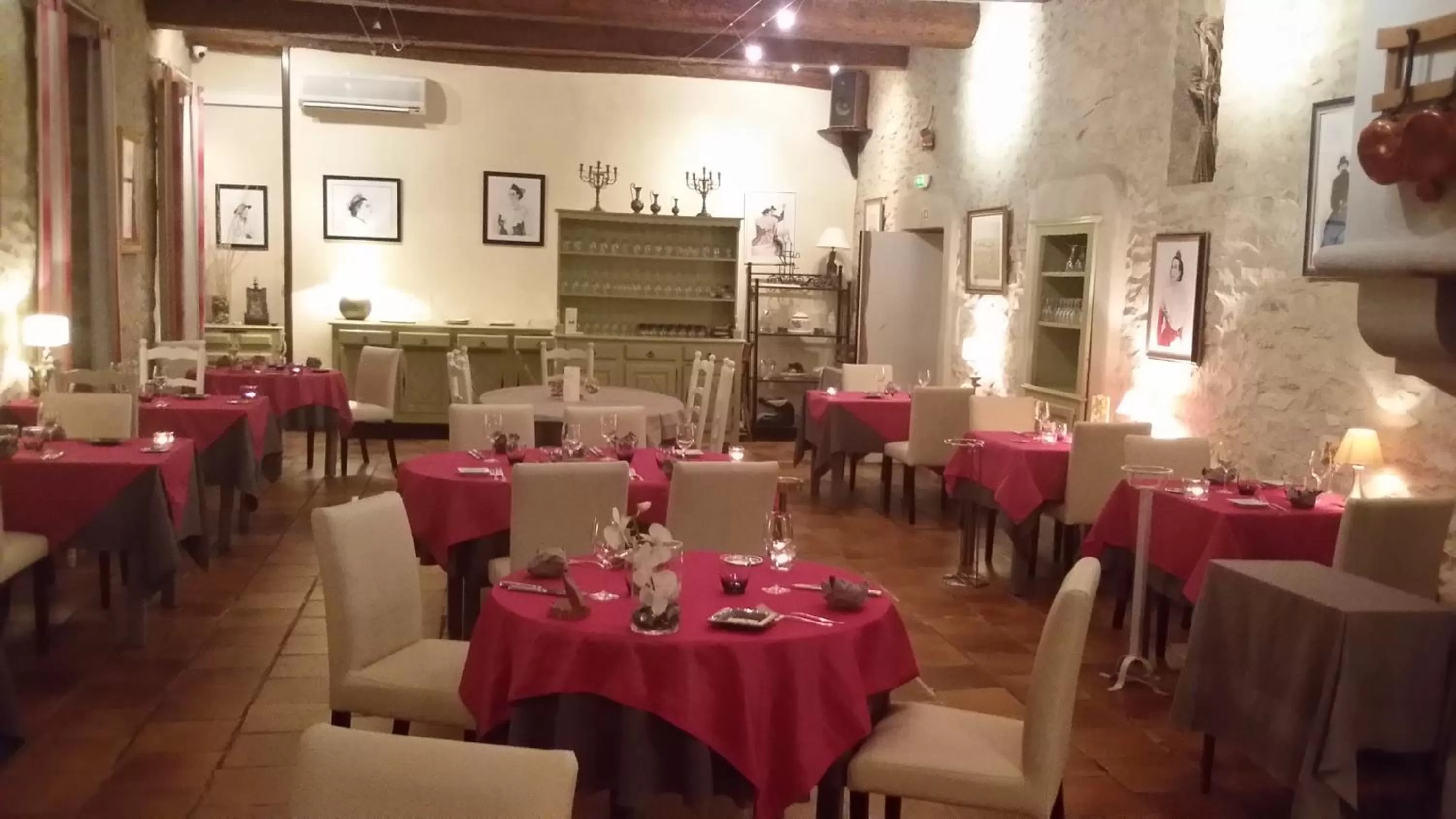 Restaurant/places to eat in Logis Auberge De Tavel