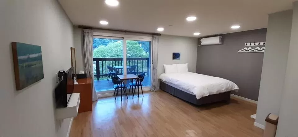 Balcony/Terrace, Bed in Hotel Jirisan Haetsal
