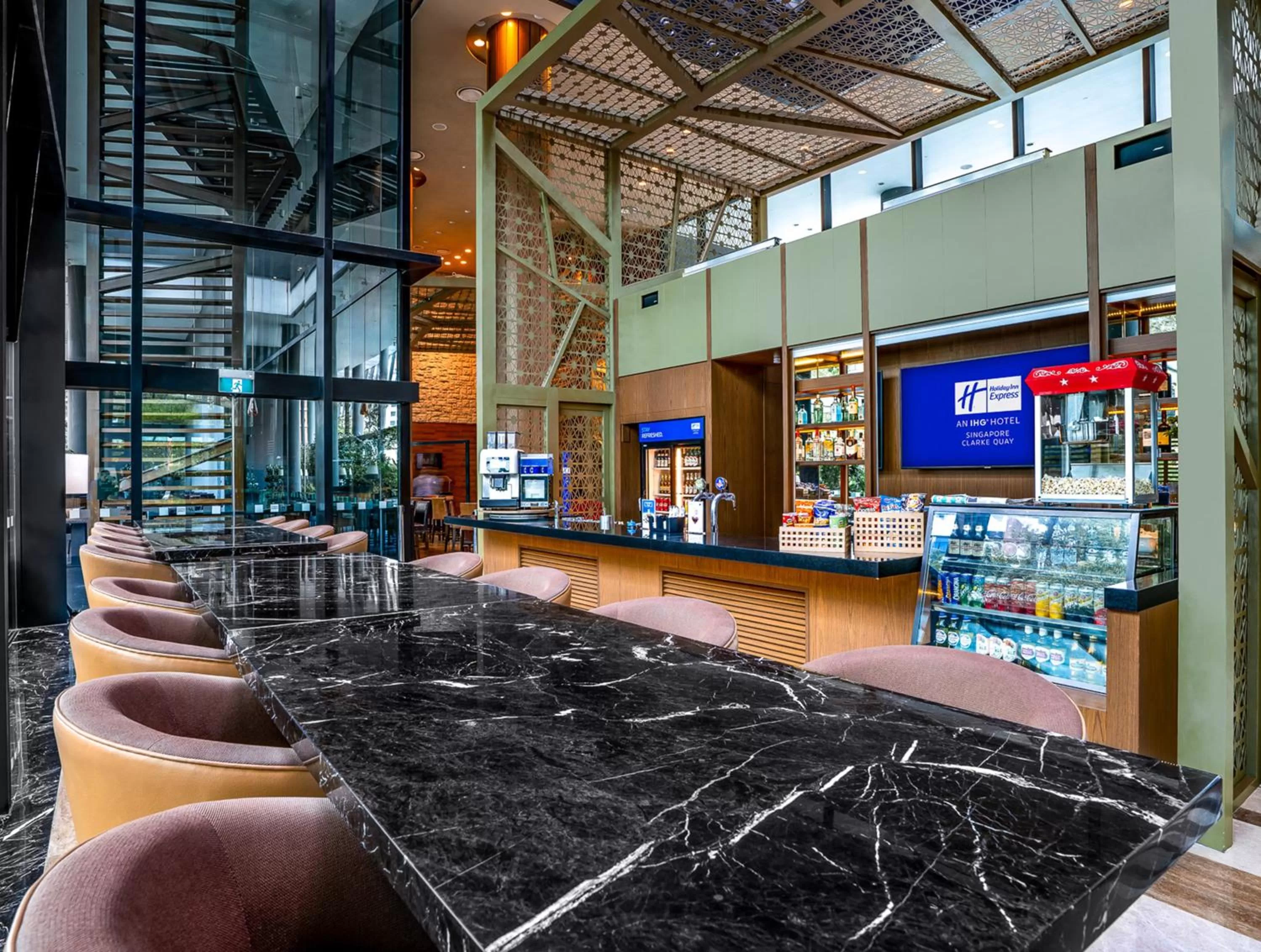 Lounge or bar in Holiday Inn Express Singapore Clarke Quay by IHG