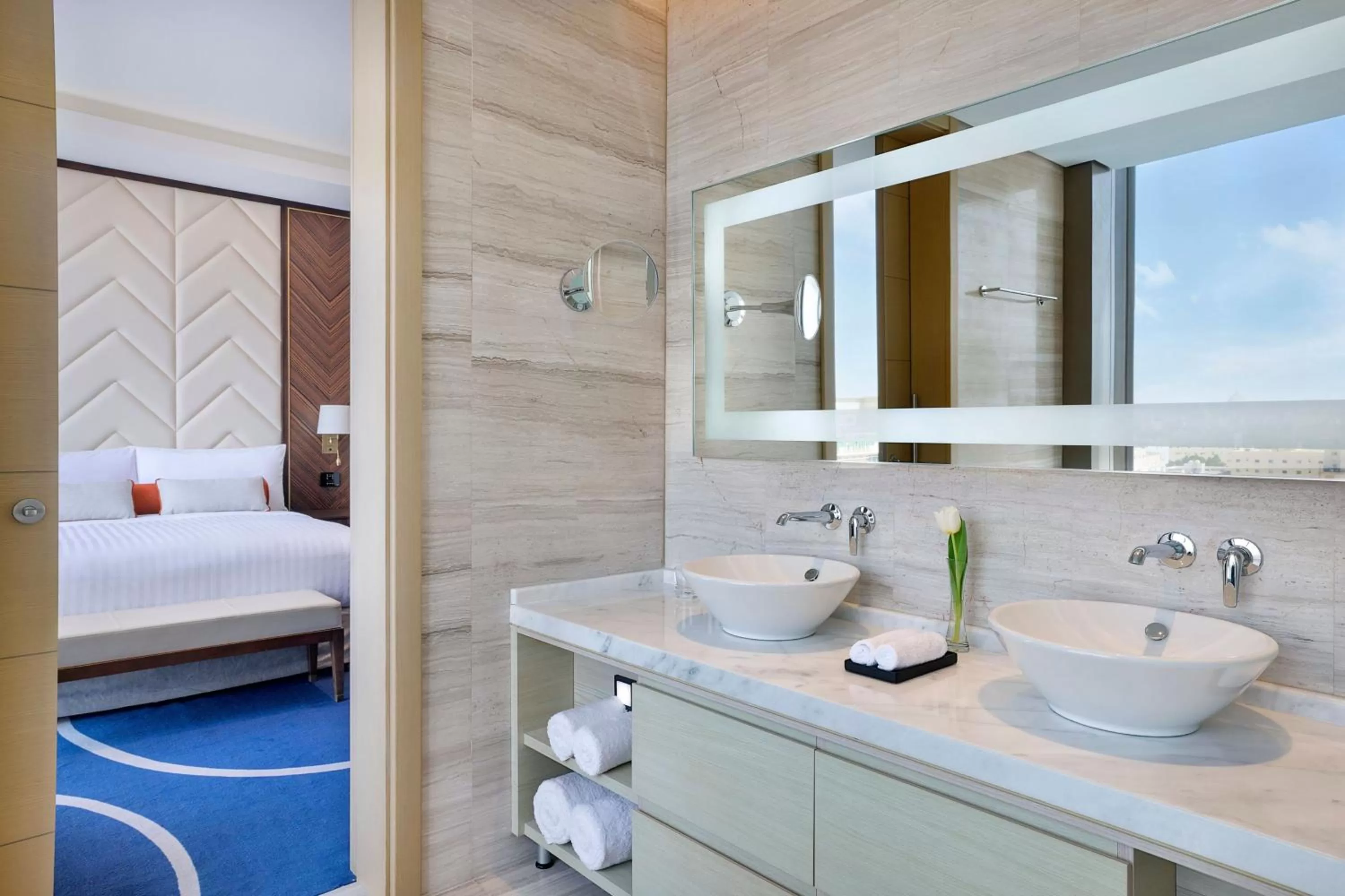 Bathroom, Bed in Jeddah Marriott Hotel Madinah Road