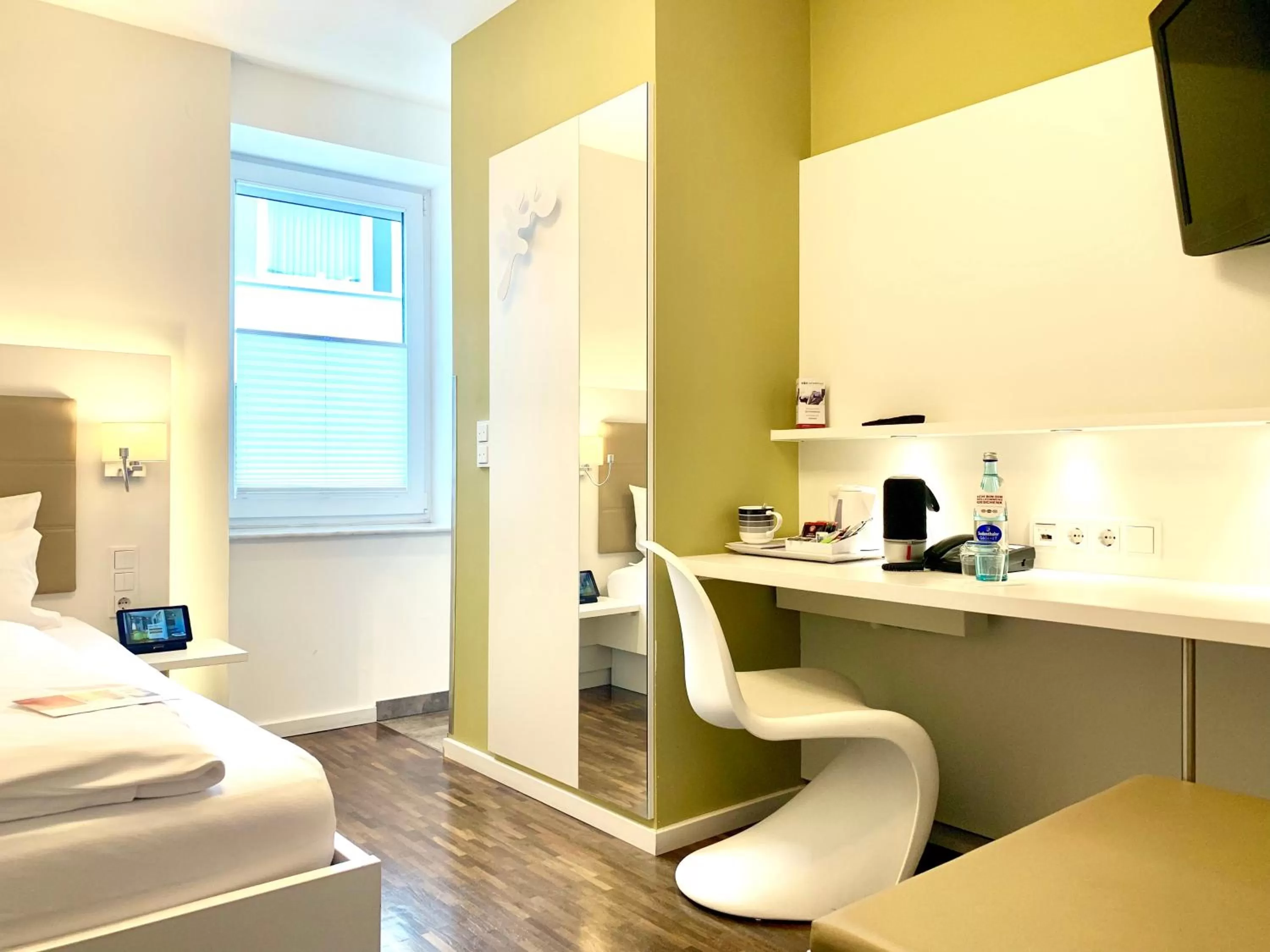 Coffee/tea facilities, Bed in zeitwohnhaus SUITE-HOTEL & SERVICED APARTMENTS