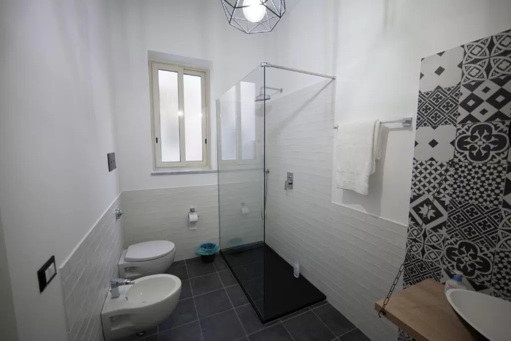 Shower in Il Genoardo Della Zisa